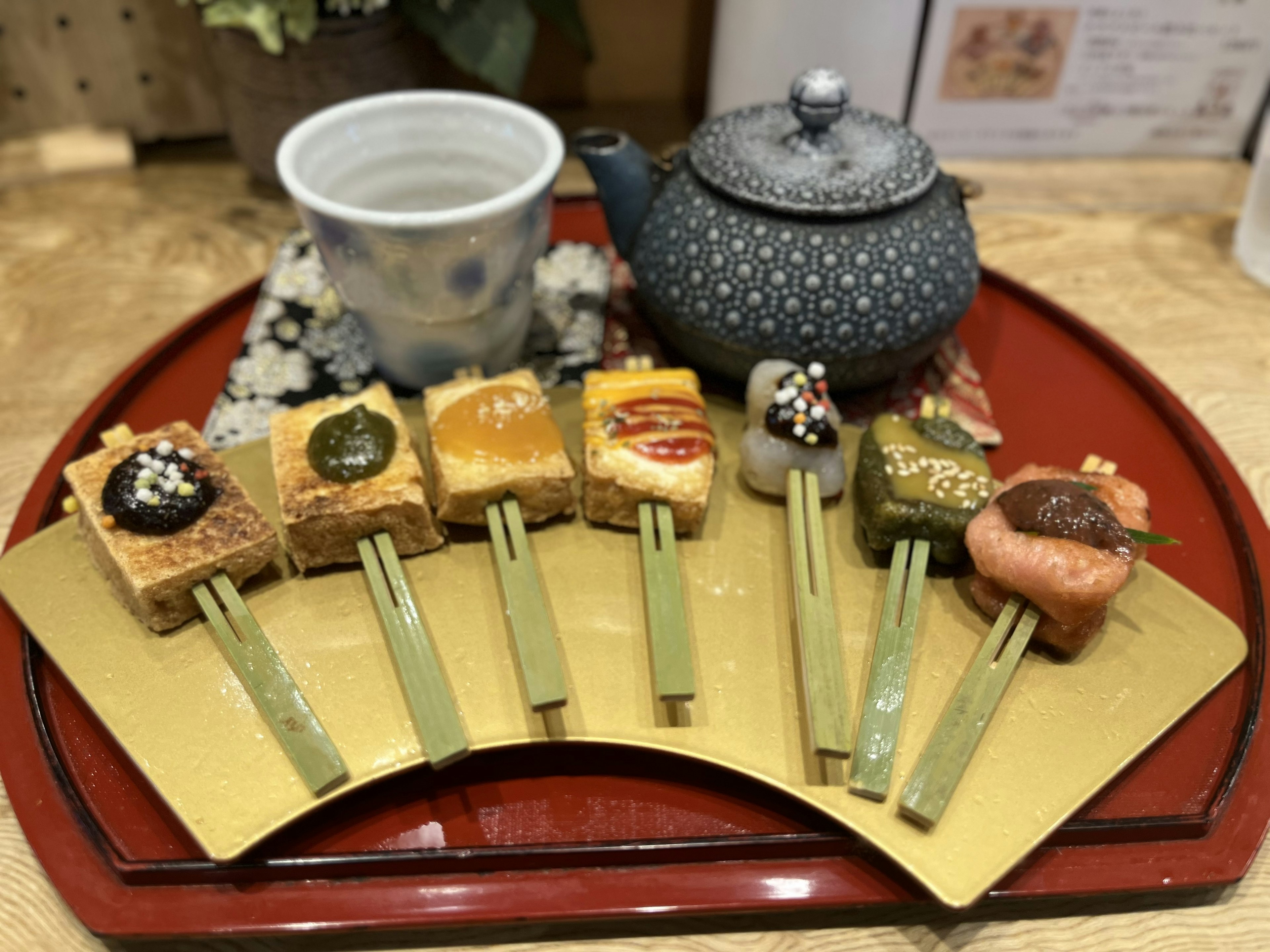 和風の茶器と料理が並ぶ美しいプレート