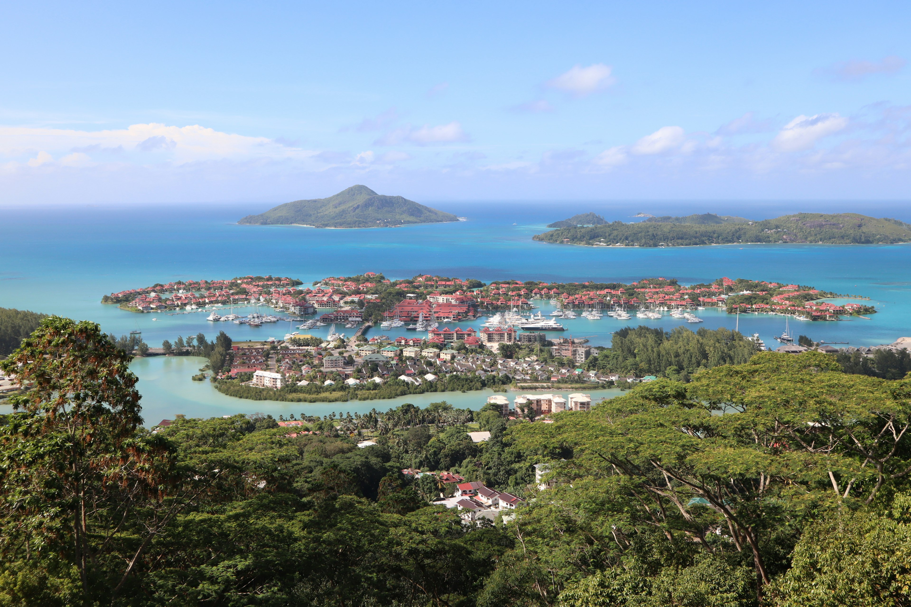 美麗景觀的全景視圖，背景是藍色海洋和島嶼