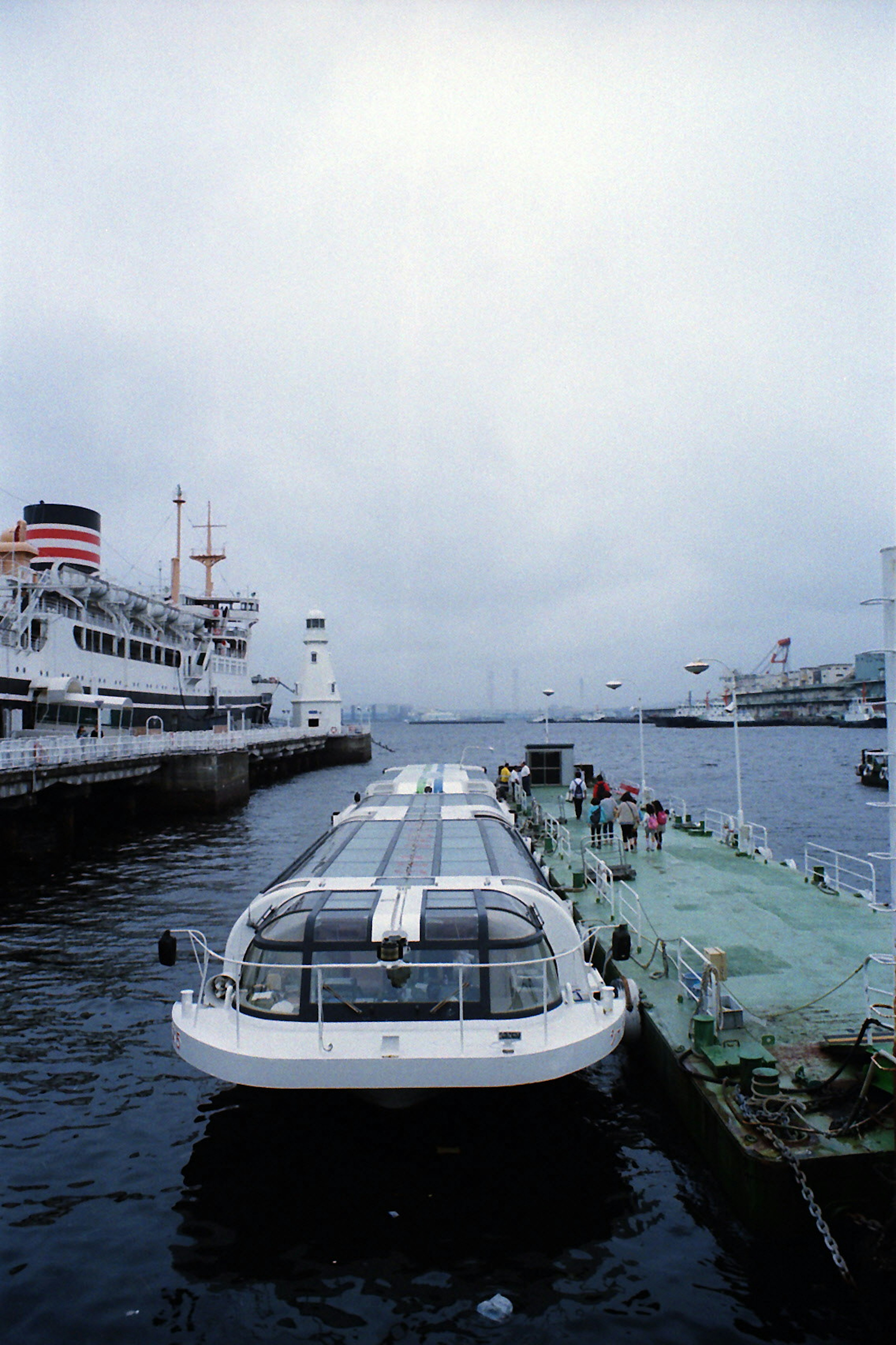 Bateau de tourisme amarré au port sous un ciel nuageux