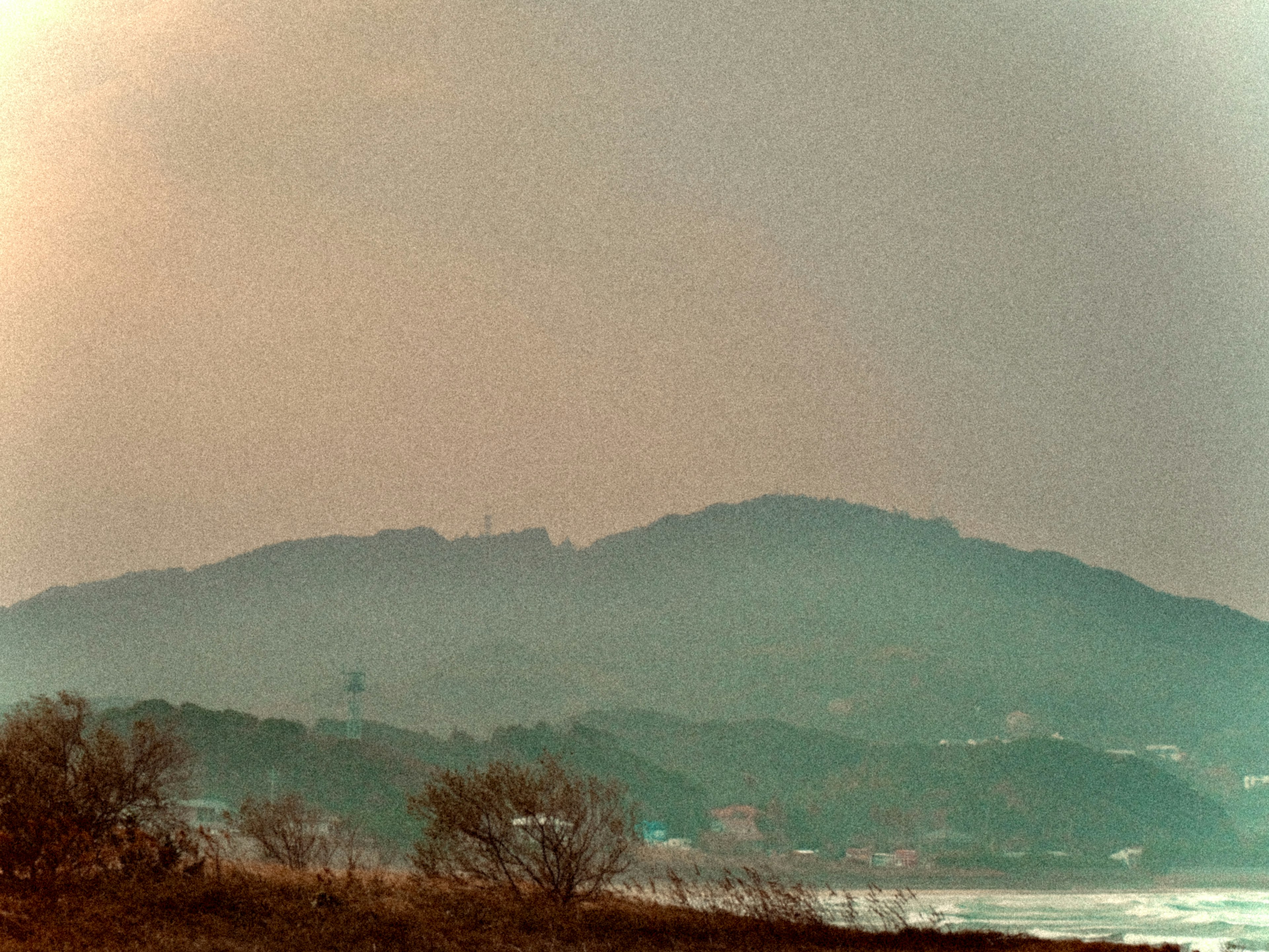 Paisaje brumoso con montañas y costa