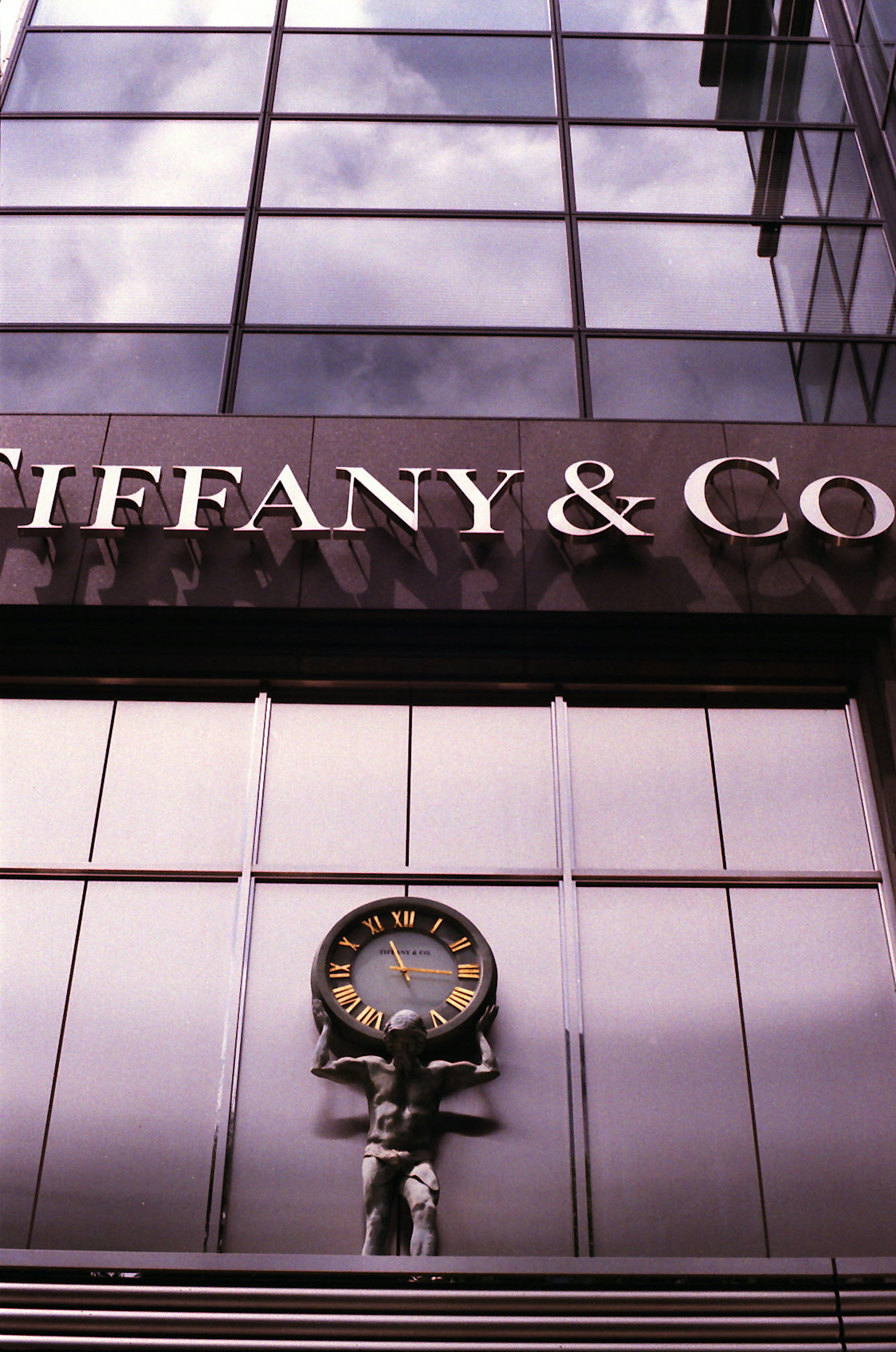 Facciata di Tiffany & Co con un orologio decorativo