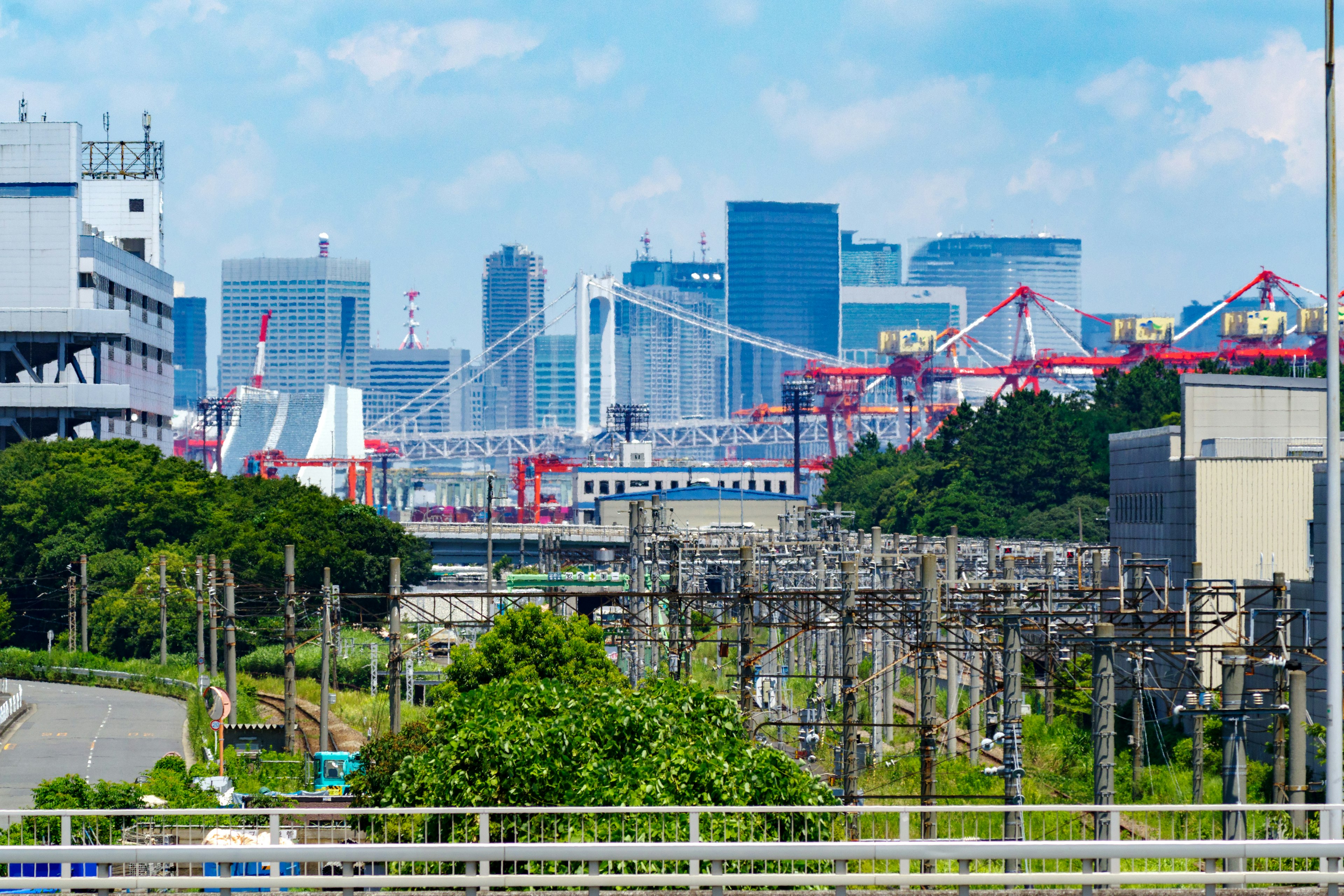 Paesaggio urbano di Tokyo con gru e area industriale