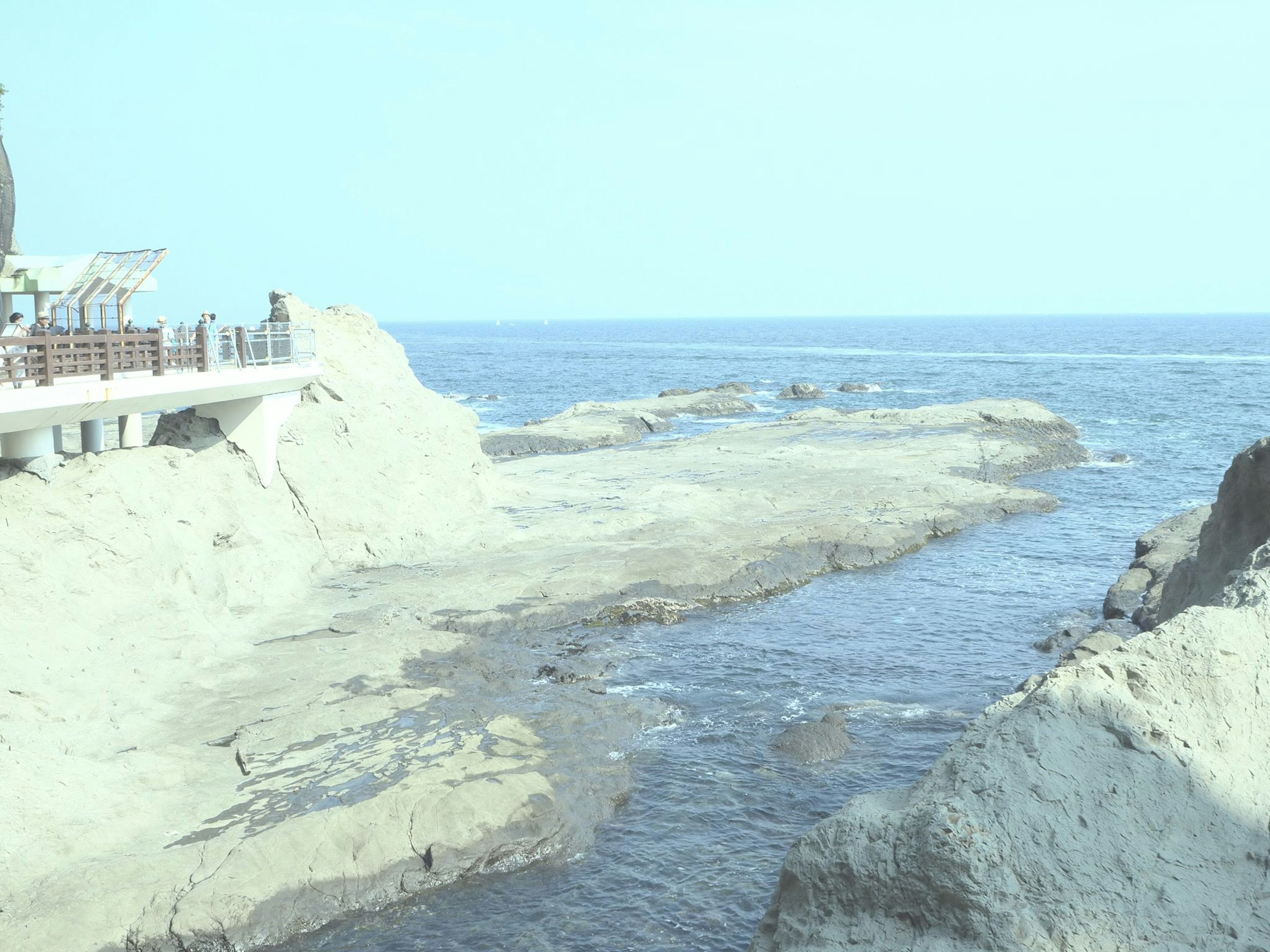 海岸の岩と静かな水面の風景