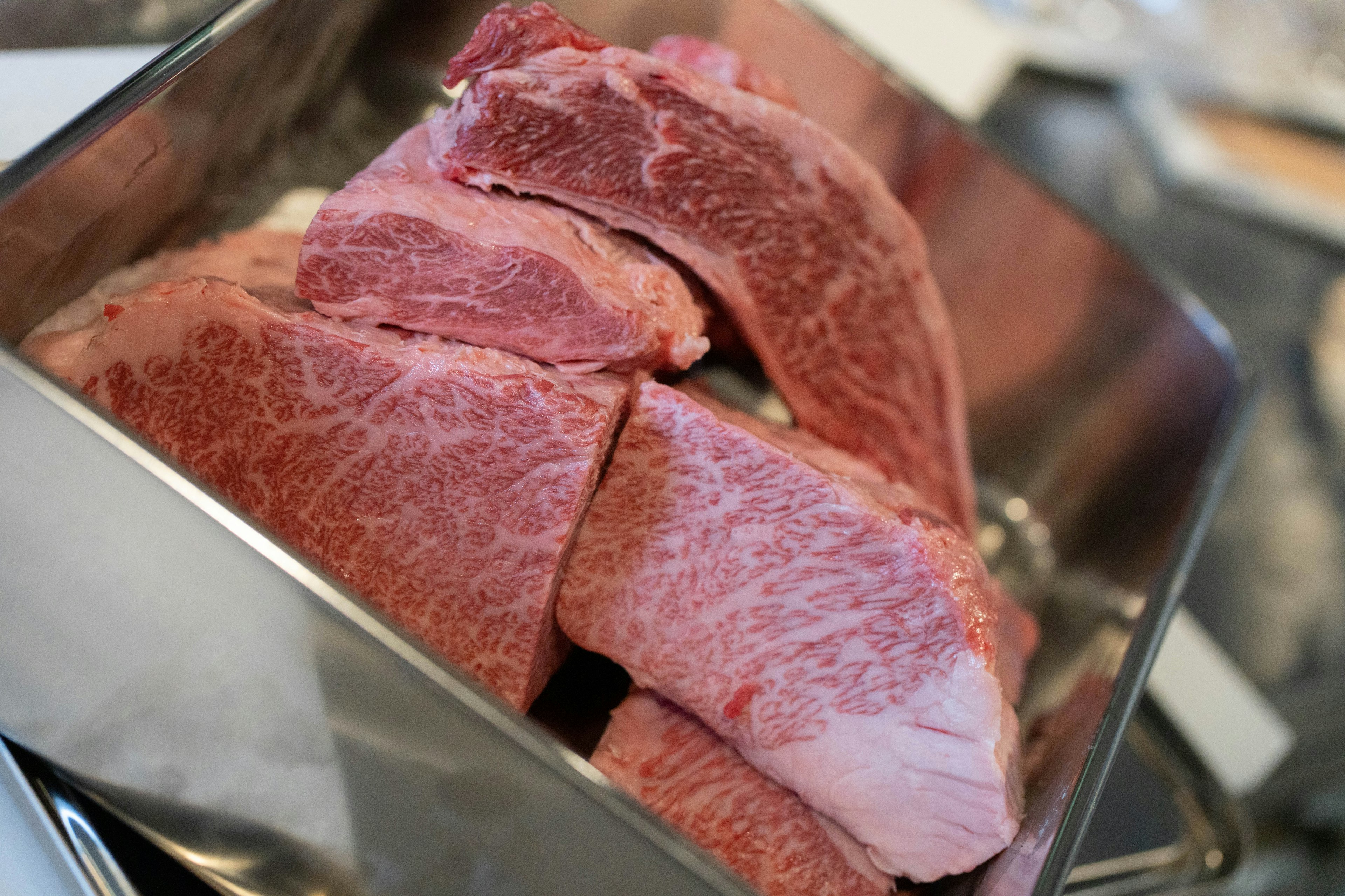 Pezzetti di carne rossa vibrante in un contenitore metallico