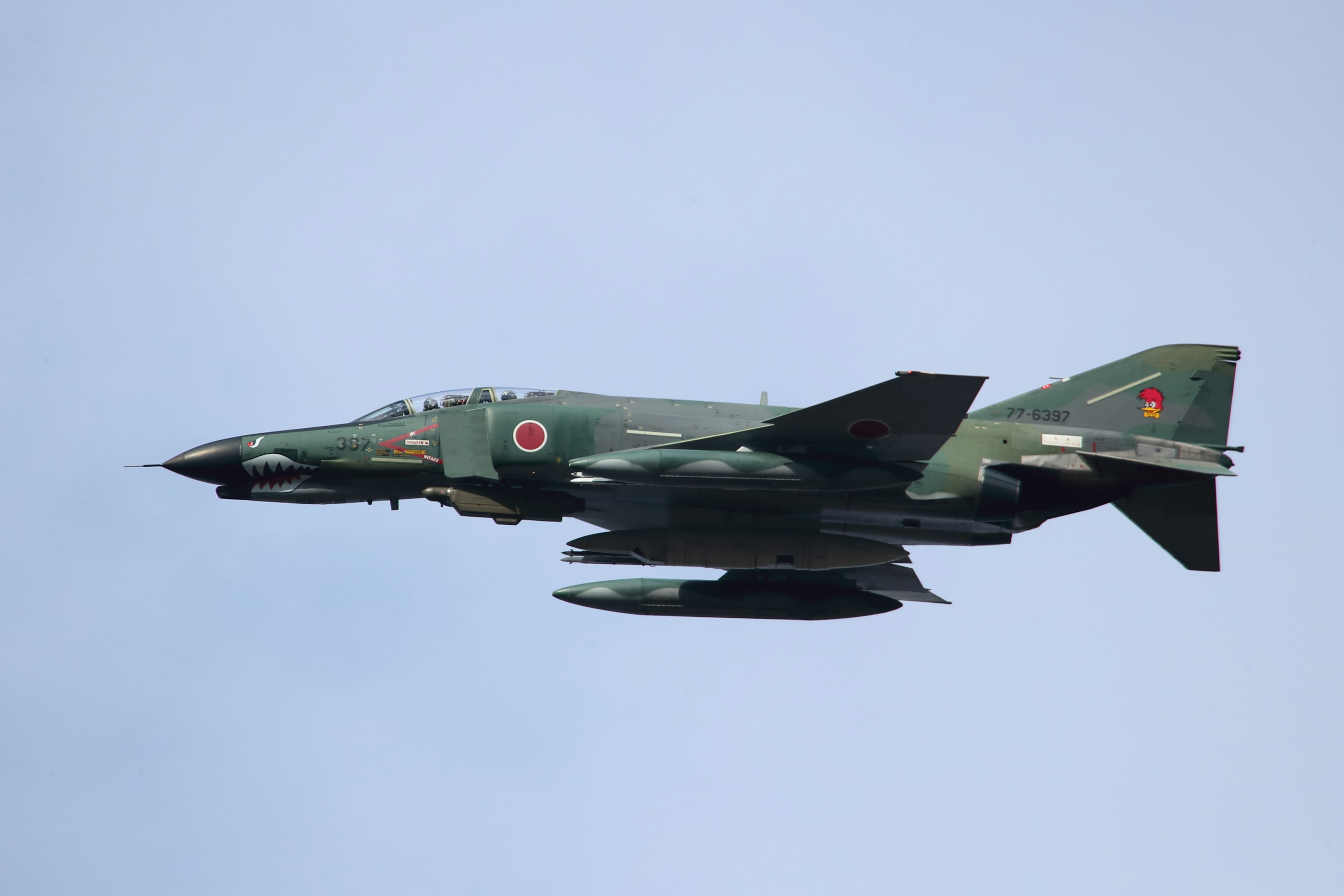 Pesawat Jepang F-4 Phantom terbang di langit