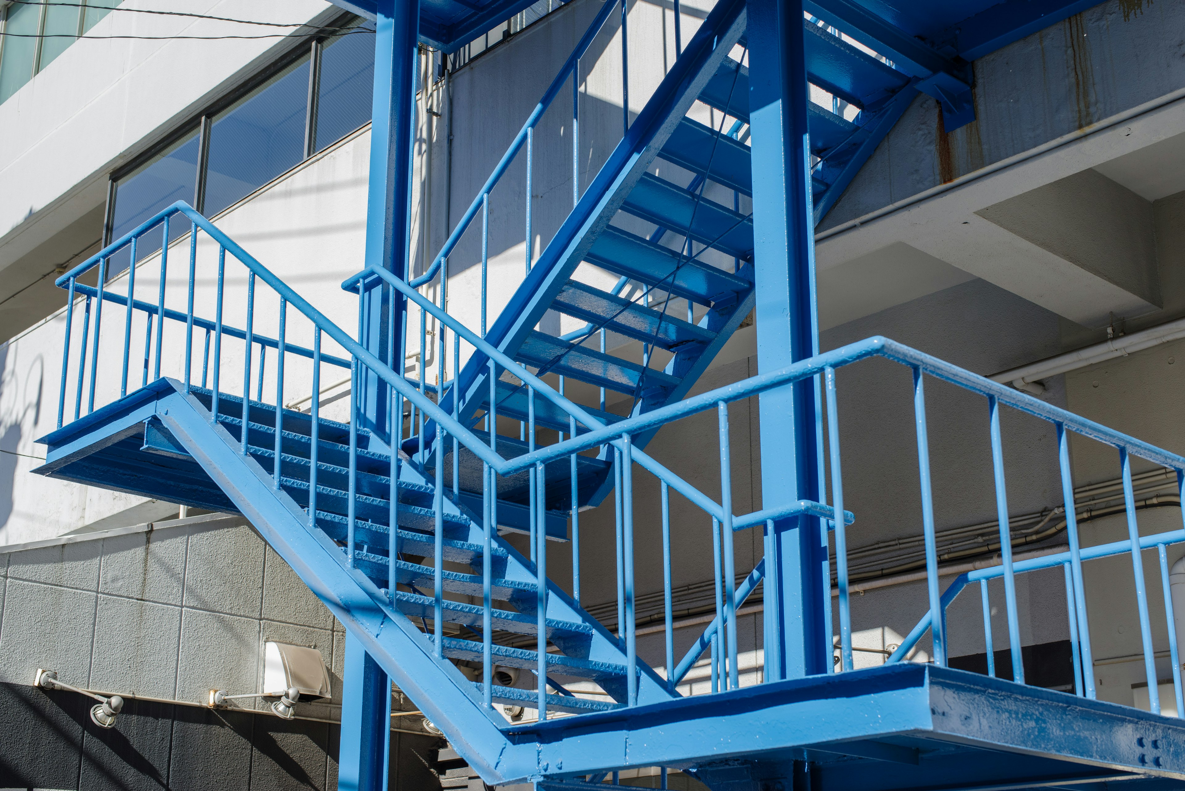 Estructura detallada de una escalera azul