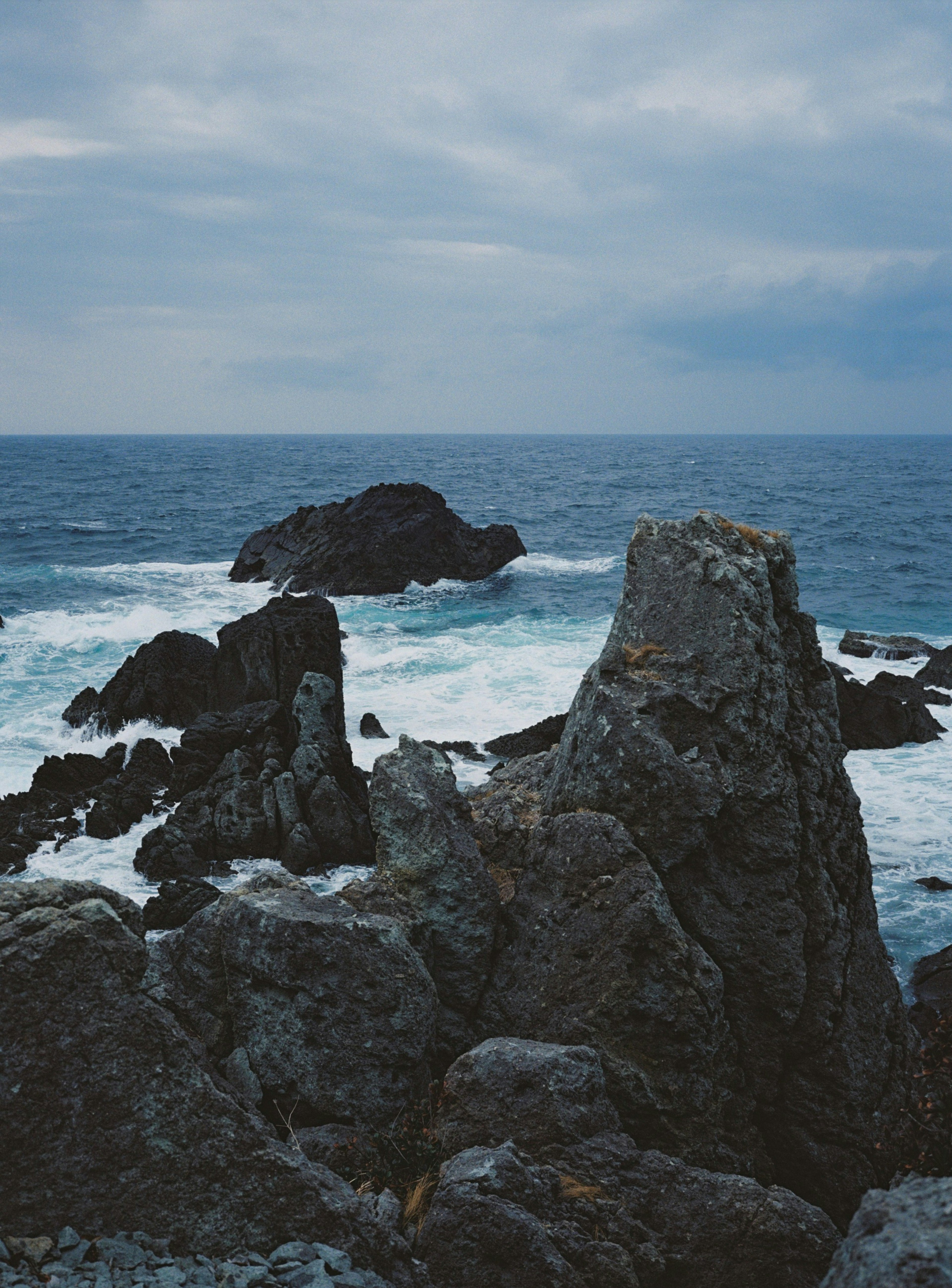 荒々しい海岸線と岩の風景