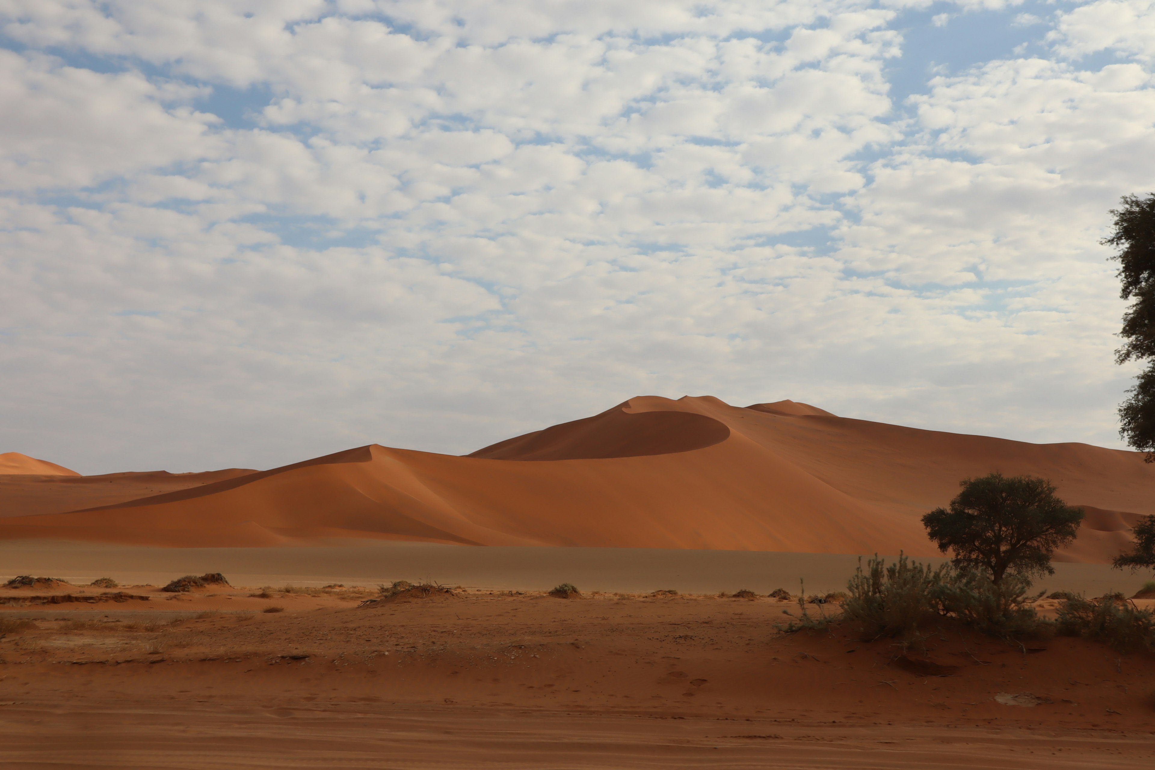 Landschaft mit Sanddünen und Wolken