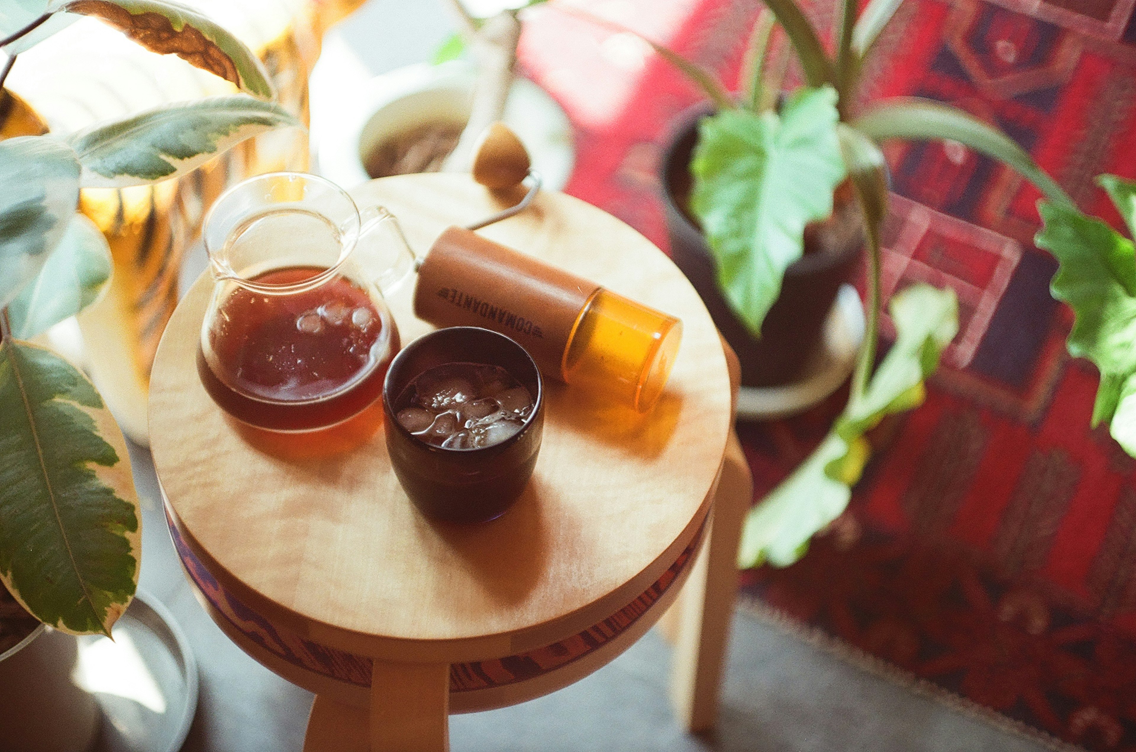 Mesa de madera con accesorios de té y plantas