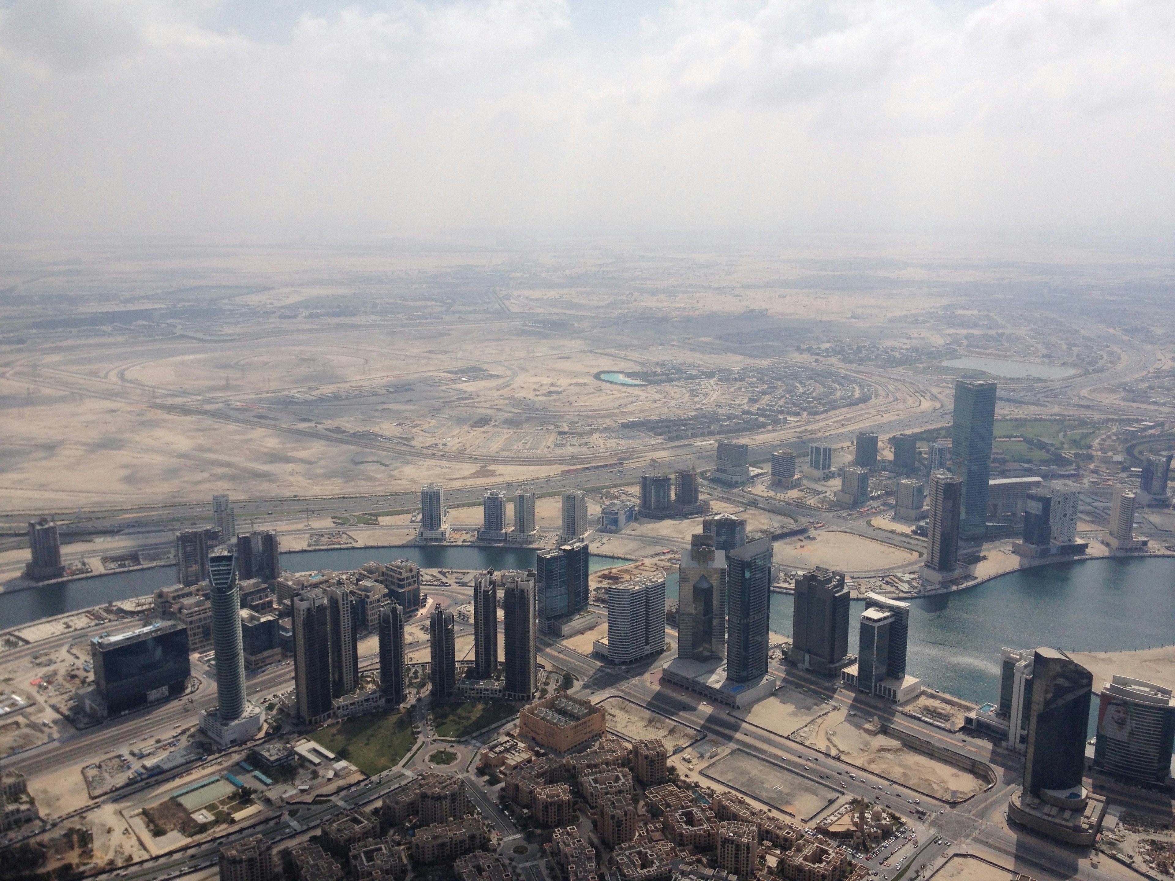 Vue aérienne des gratte-ciels de Dubaï et du vaste paysage désertique