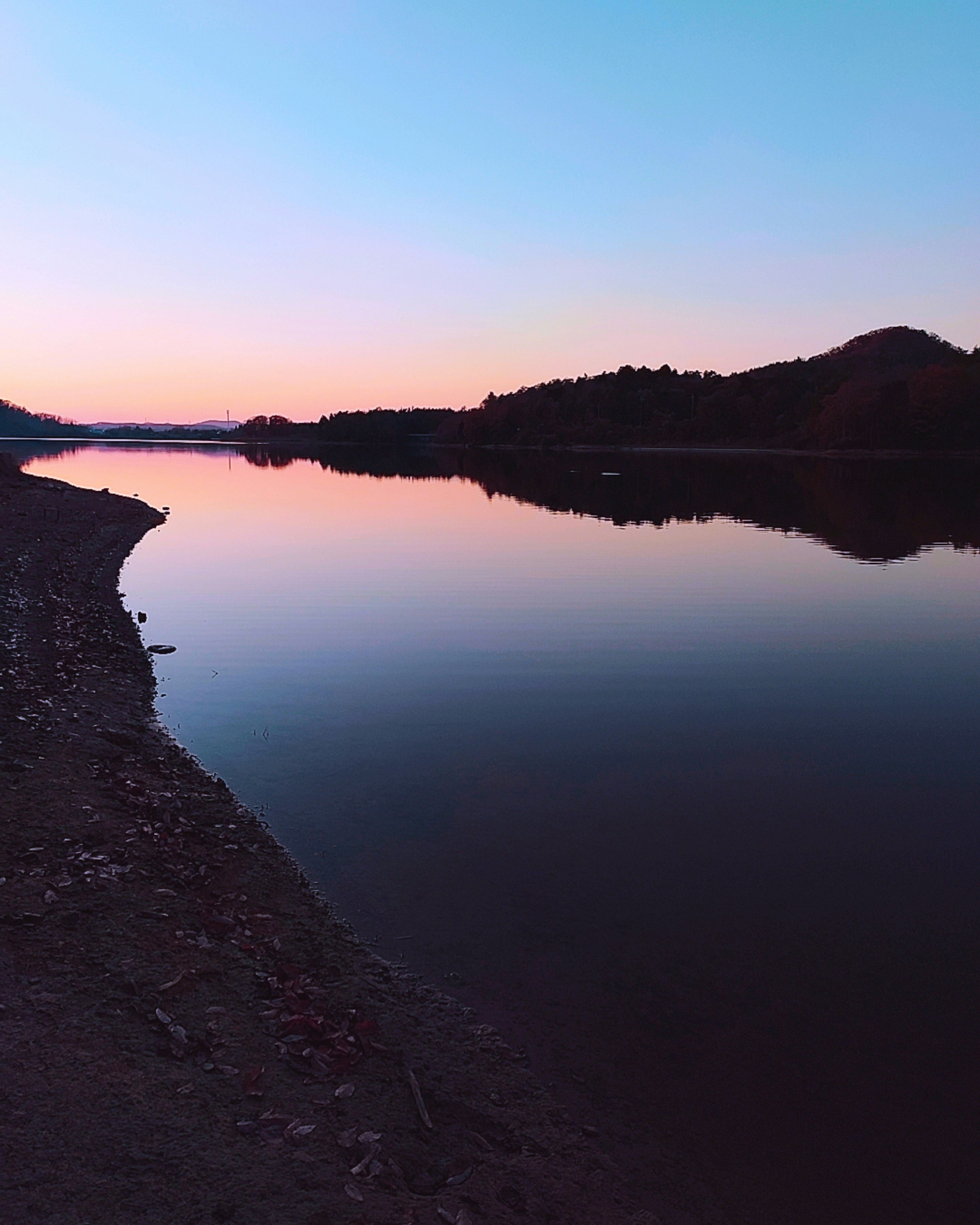 穏やかな川の風景と美しい夕焼けの色合い