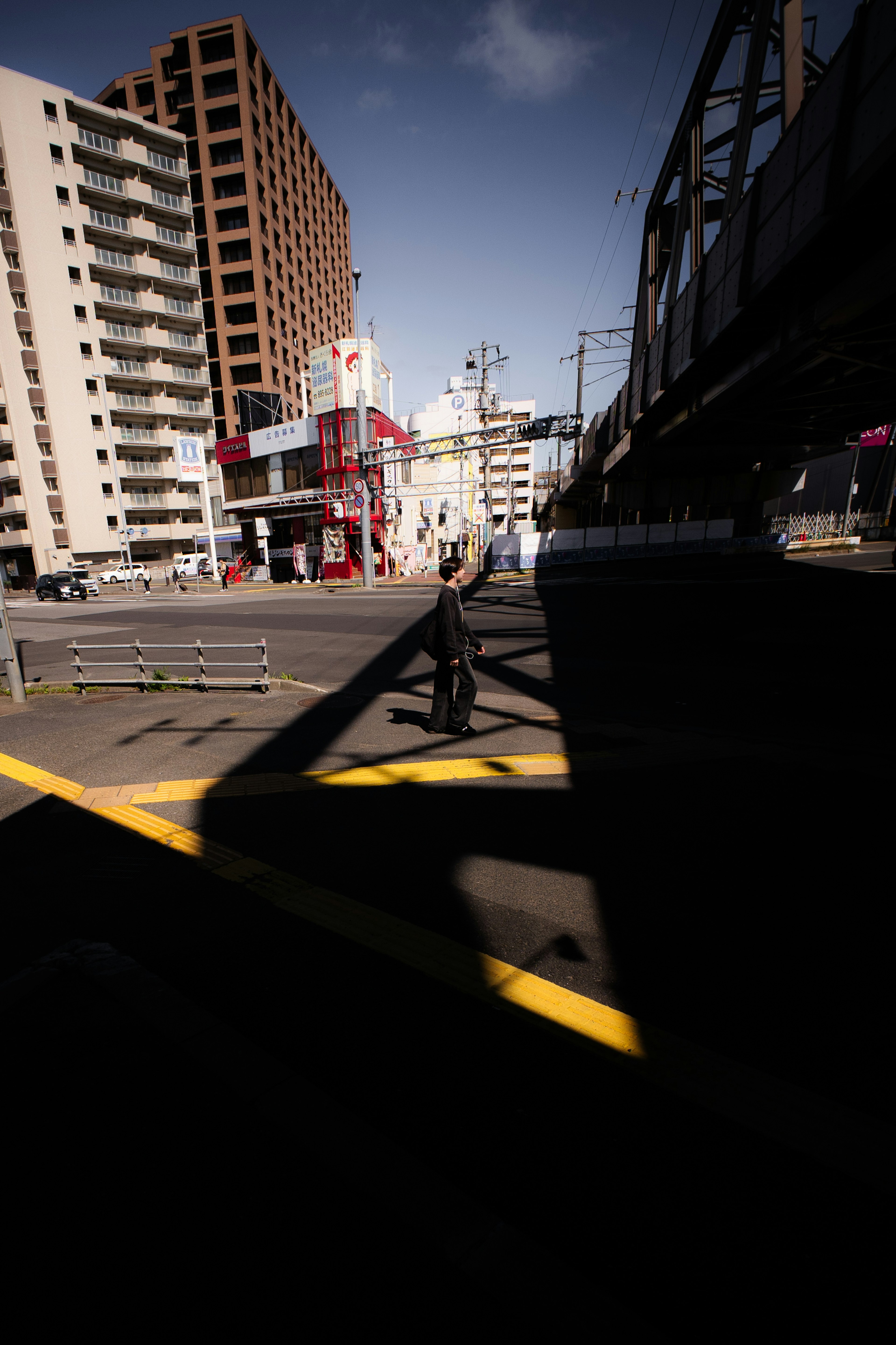 Silhouette d'une personne se tenant dans un paysage urbain avec des immeubles de grande hauteur