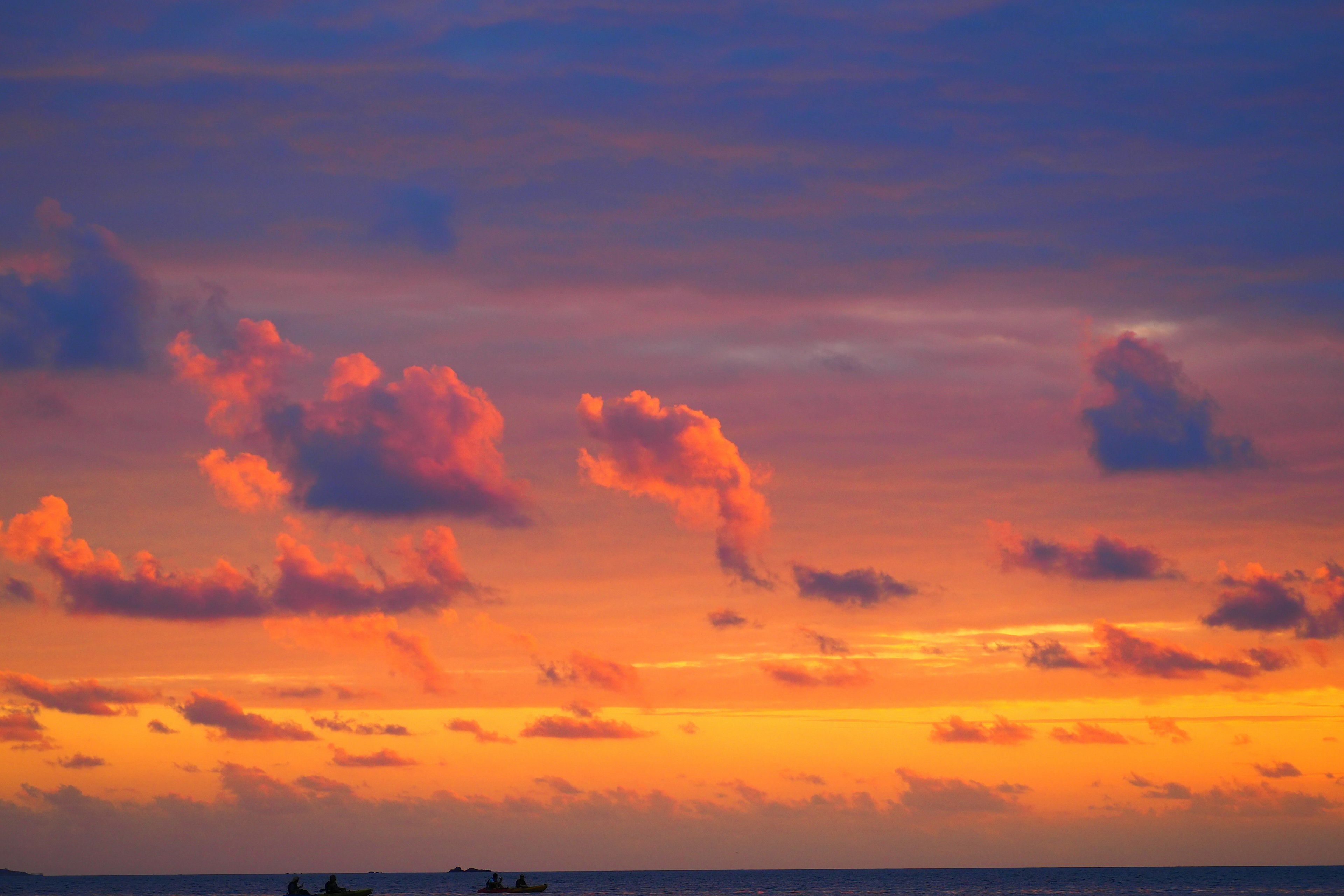 Bunte Wolken in einem Sonnenuntergangshimmel über dem Ozean