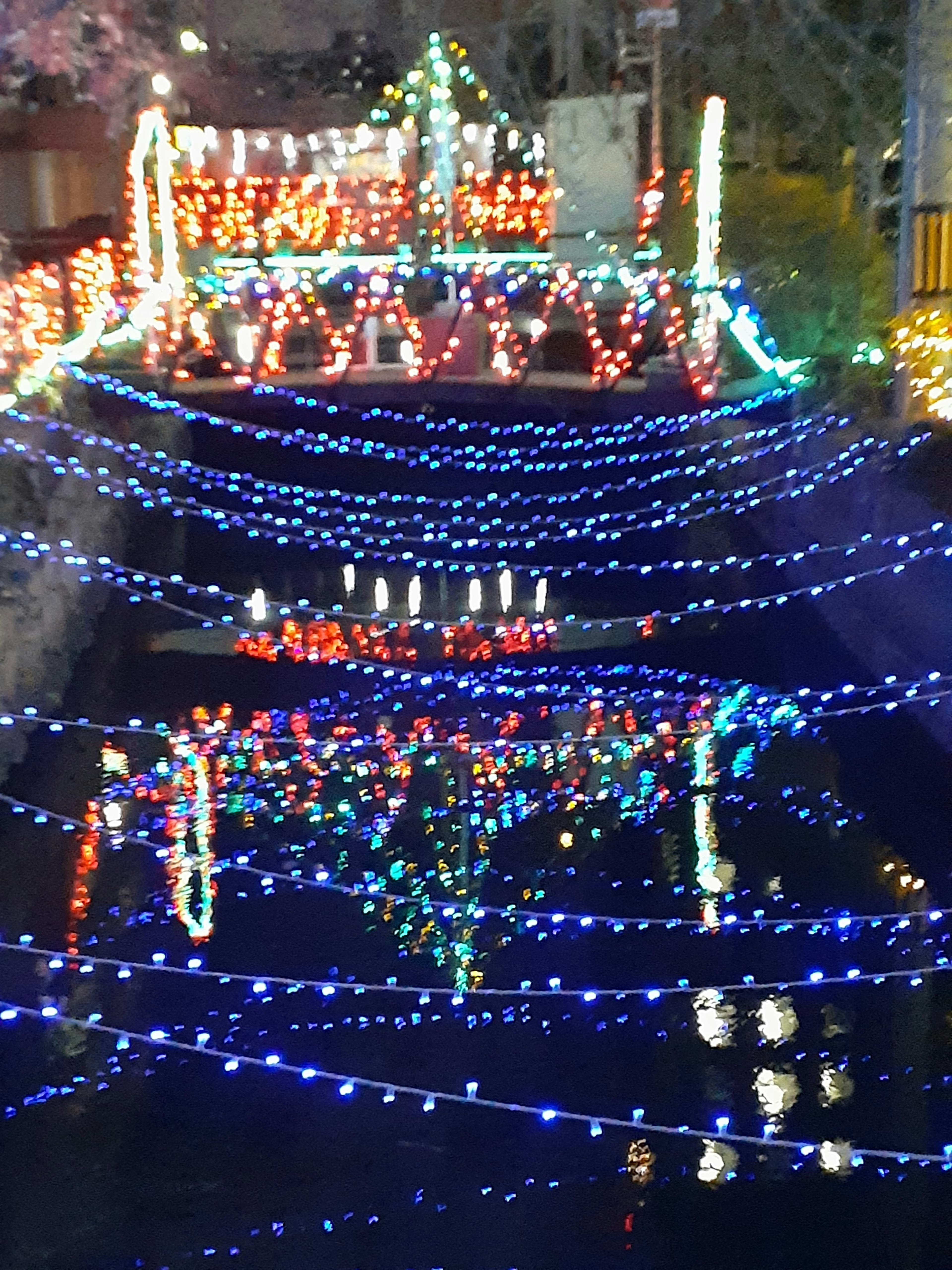 Bunte Lichter, die eine Flusslandschaft beleuchten