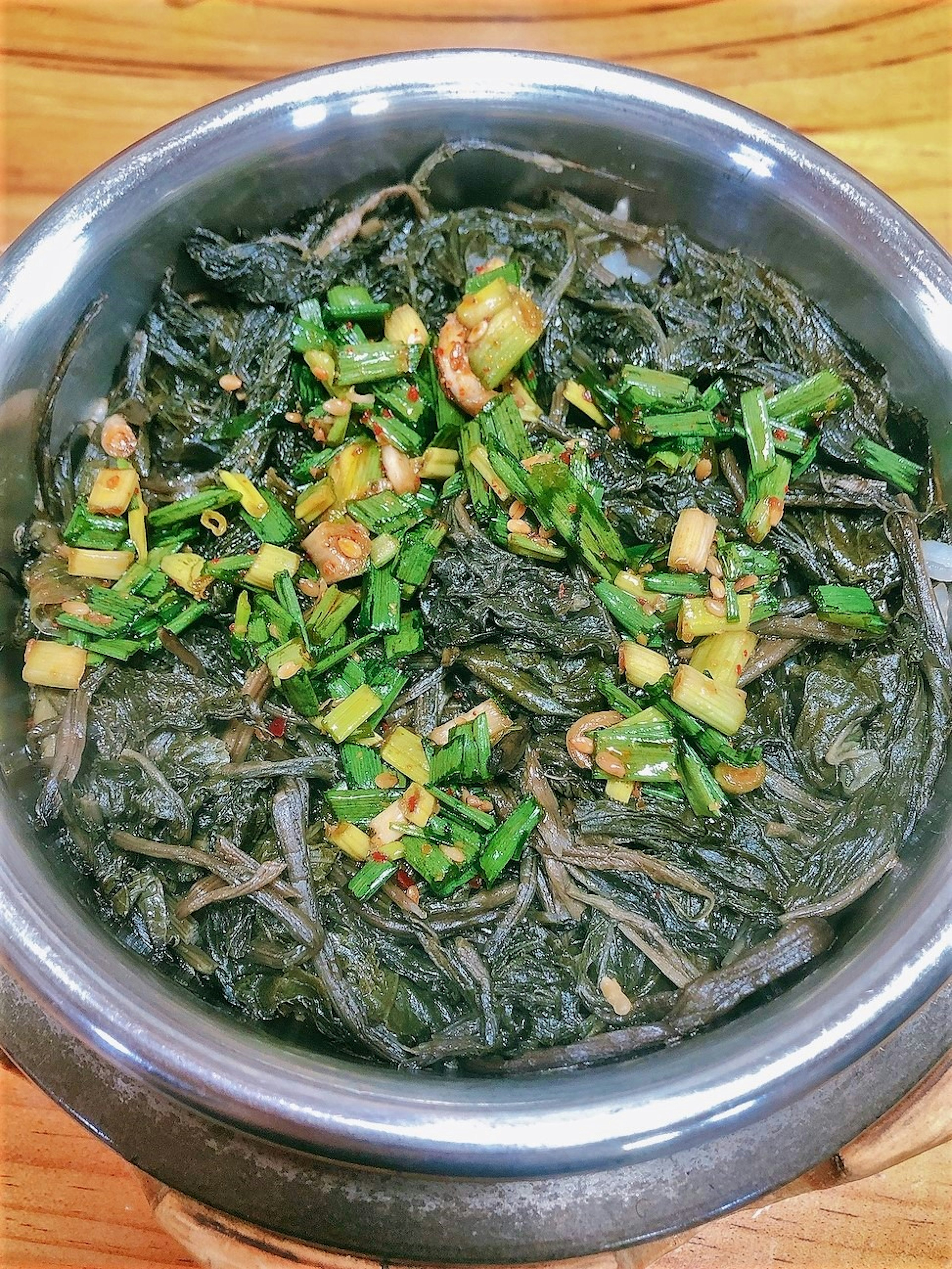 Namul coreano con verduras verdes y adornado con hierbas