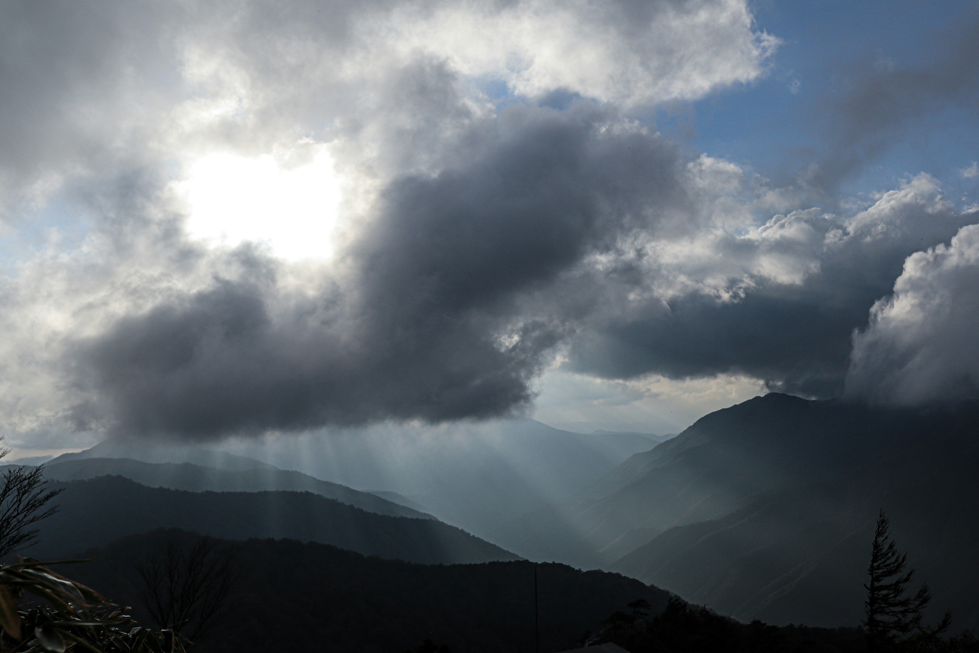 Berglandschaft mit Licht, das durch die Wolken bricht