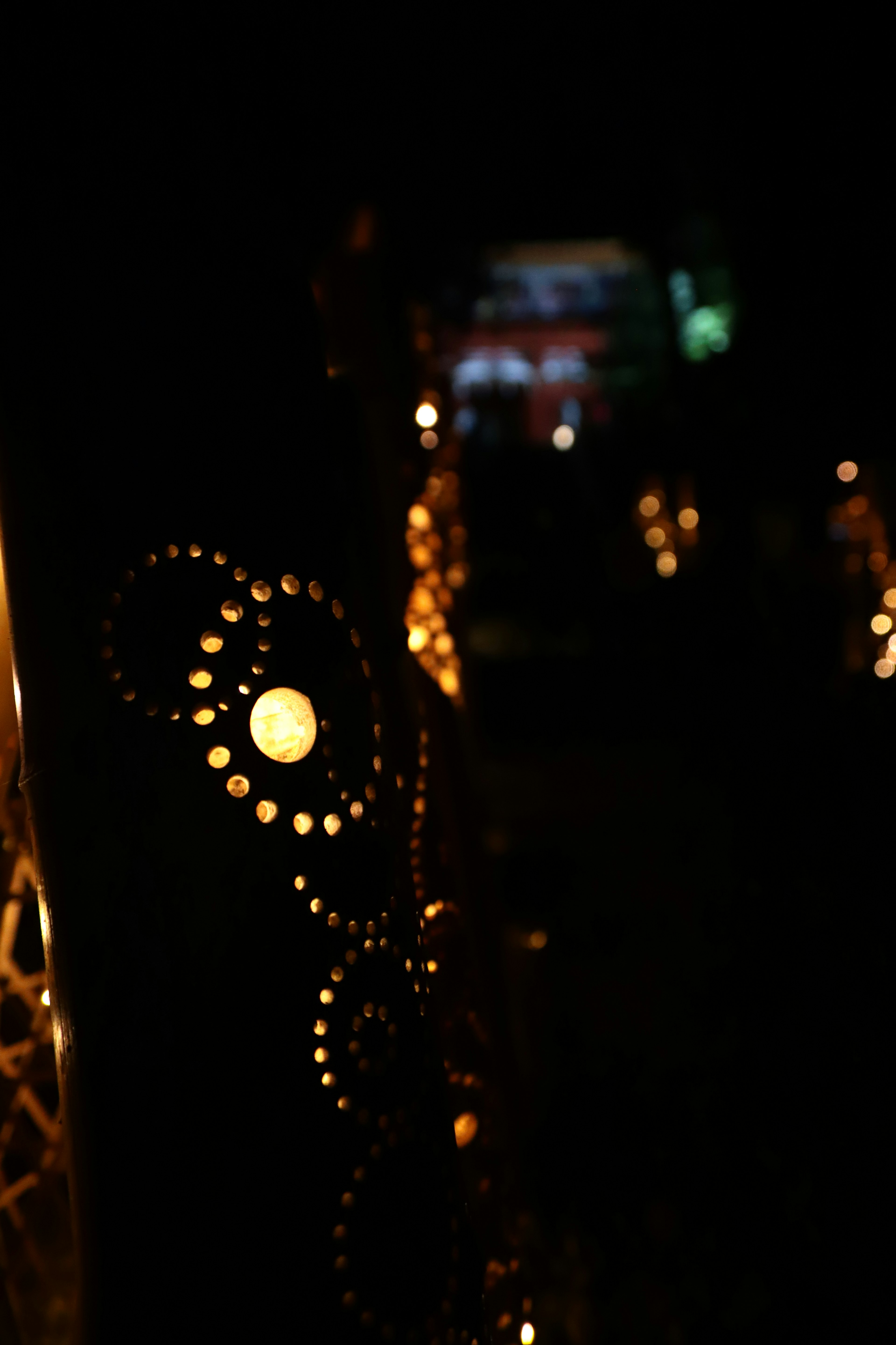 Luces de lámparas decorativas brillando en un fondo oscuro