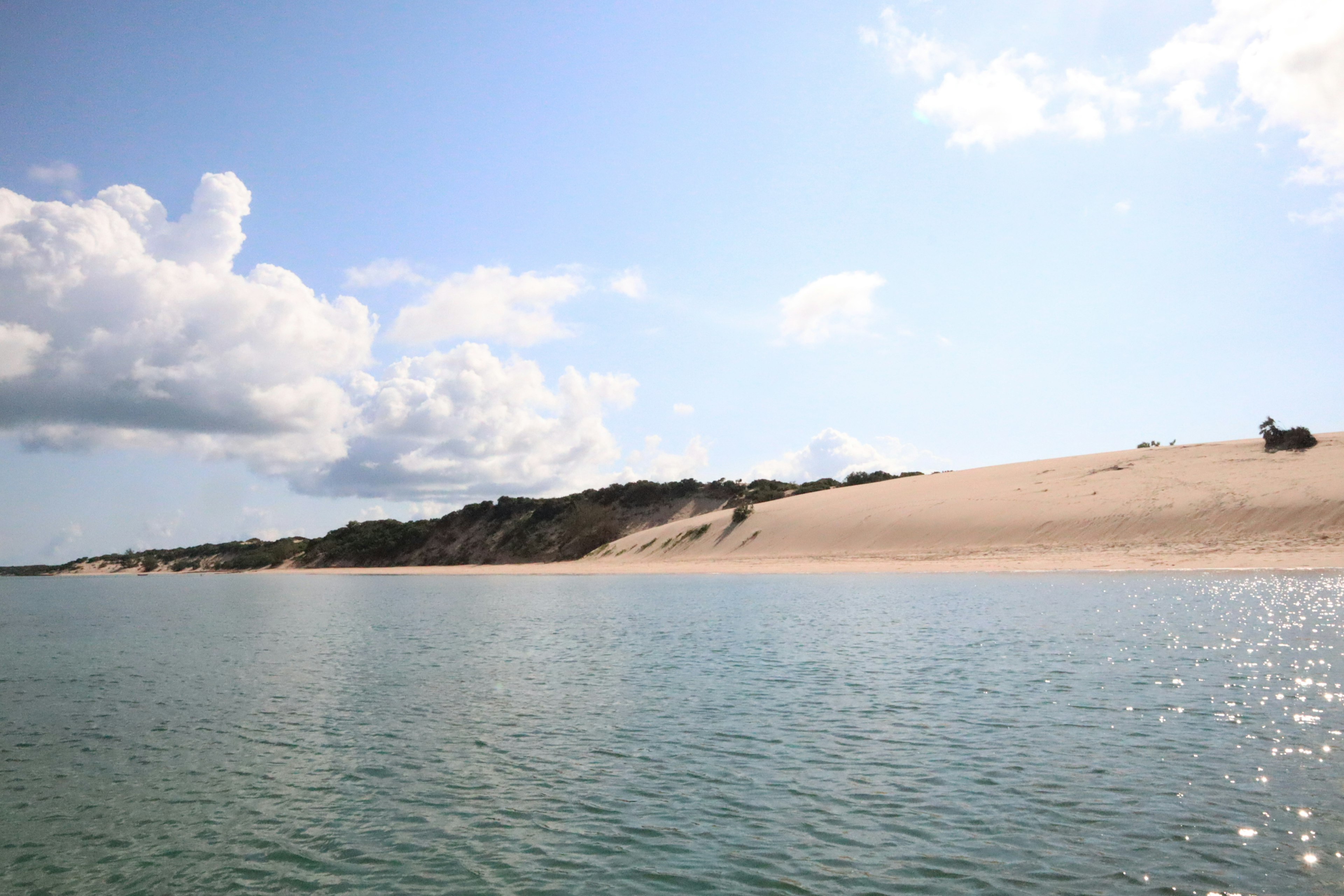 Bellissimo paesaggio con superficie d'acqua e dune di sabbia