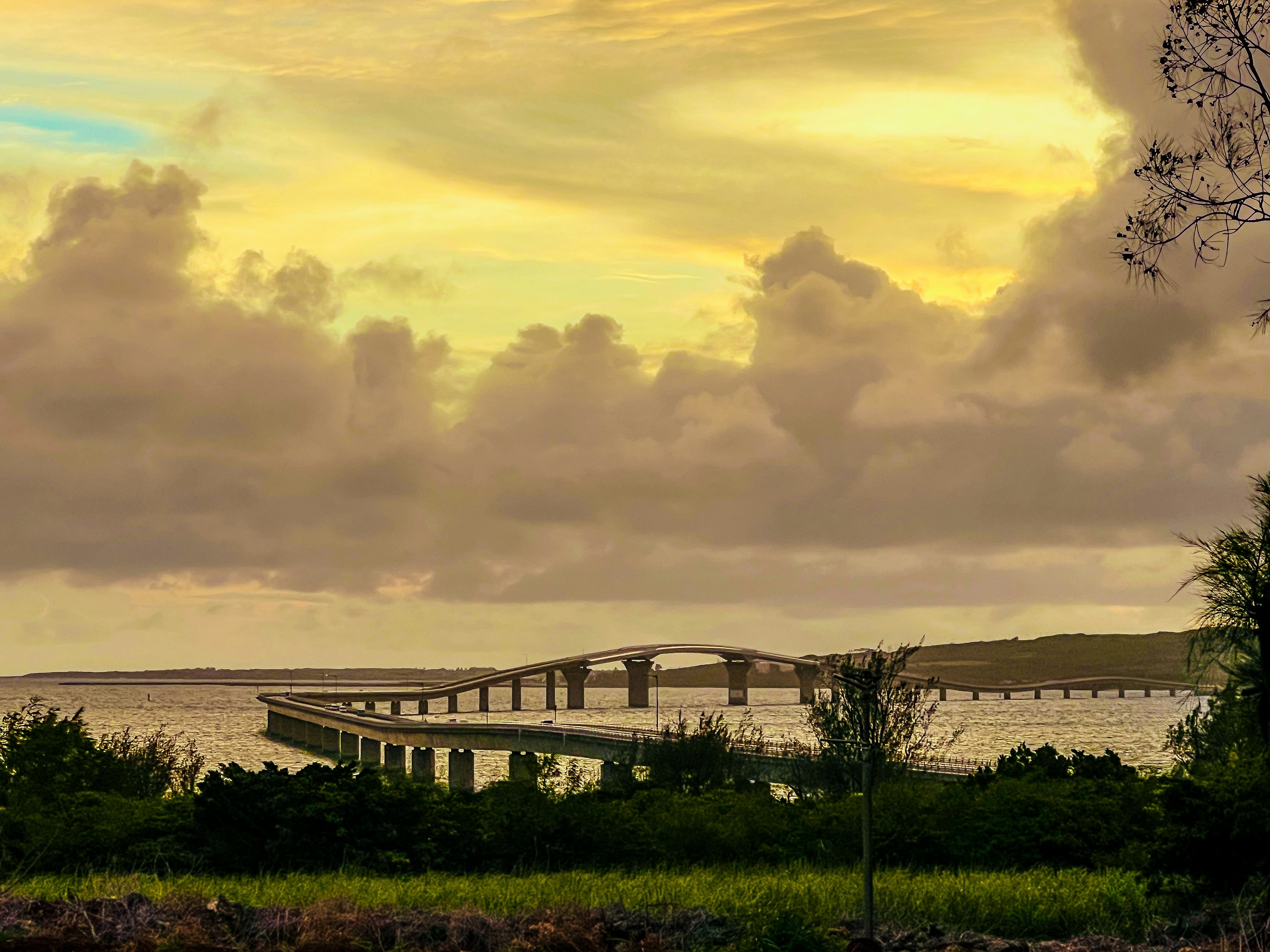 Long pont s'étendant sur la mer sous un beau coucher de soleil