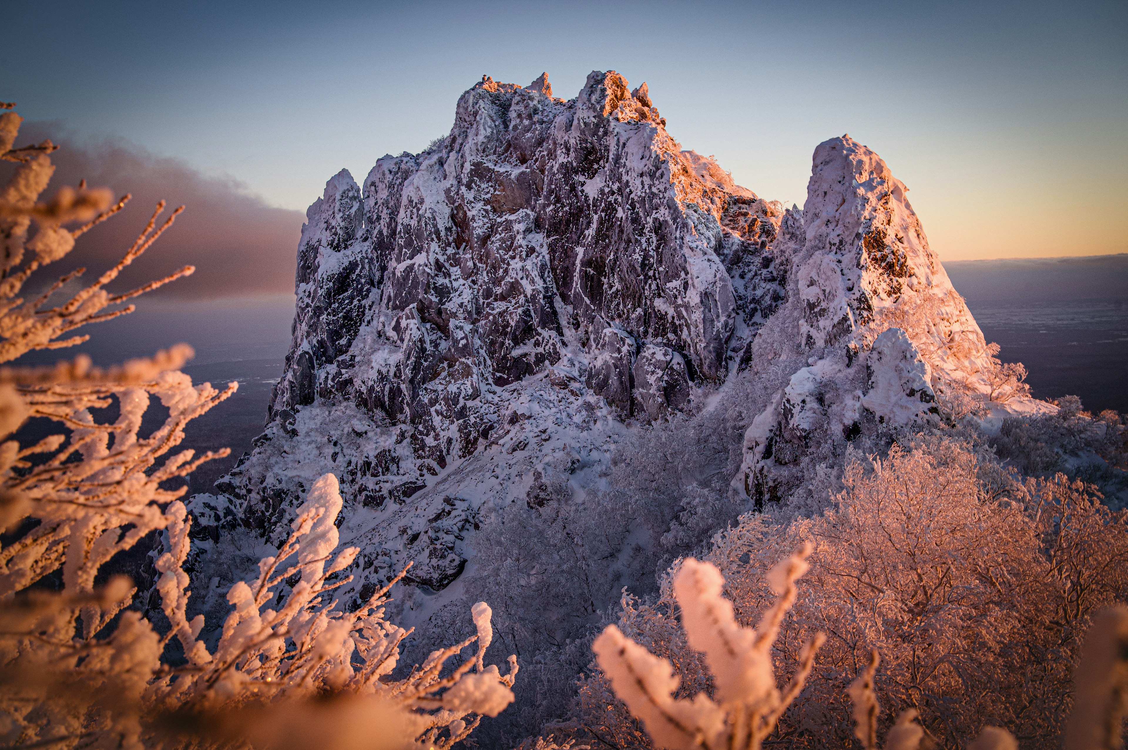 Montagne rocheuse enneigée avec des arbres recouverts de givre