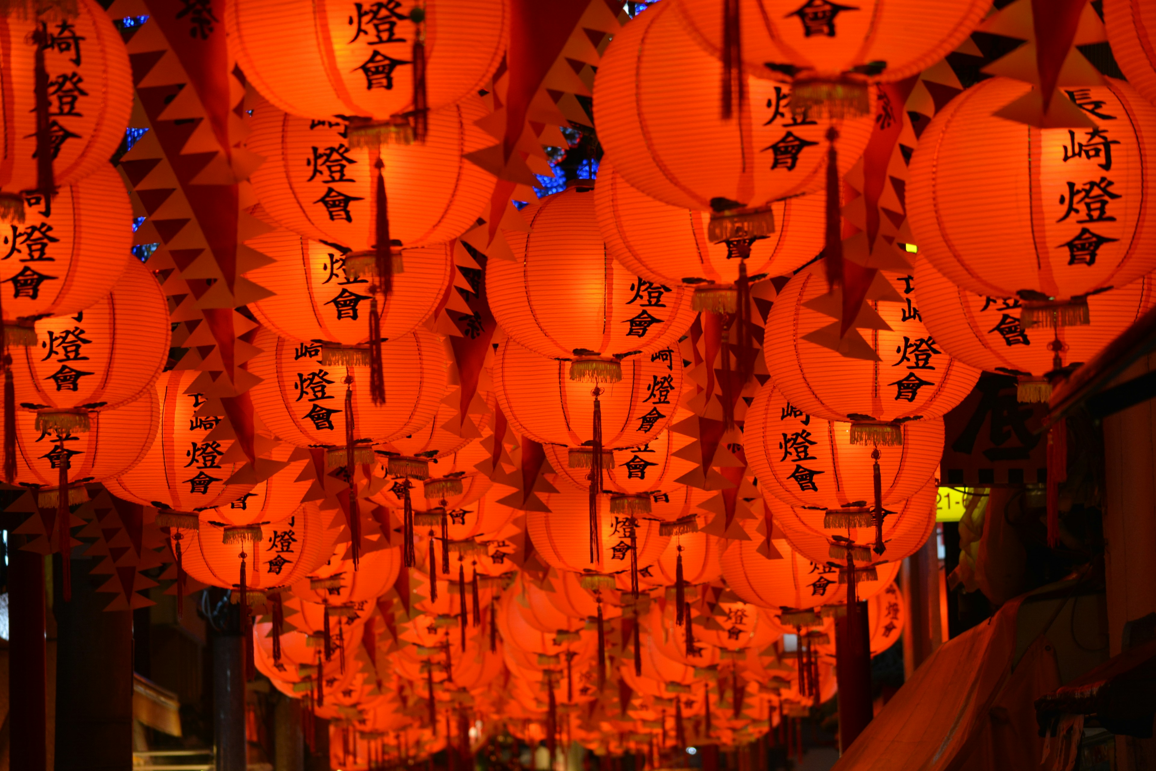 Une exposition vibrante de lanternes rouges illuminées la nuit