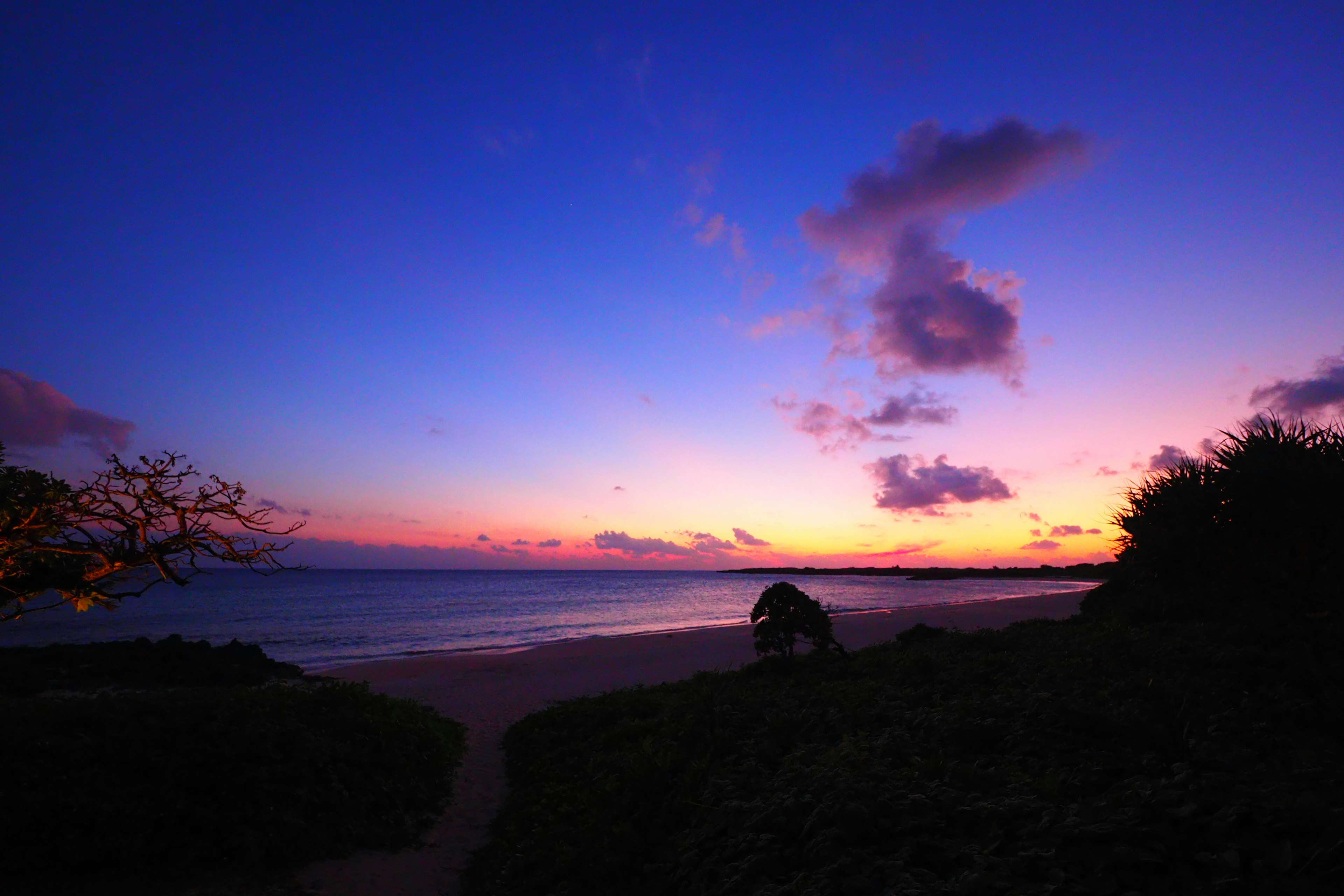 Wunderschöne Strandlandschaft bei Sonnenuntergang Himmel mit lila und orangefarbenen Farbtönen Wolken im Himmel