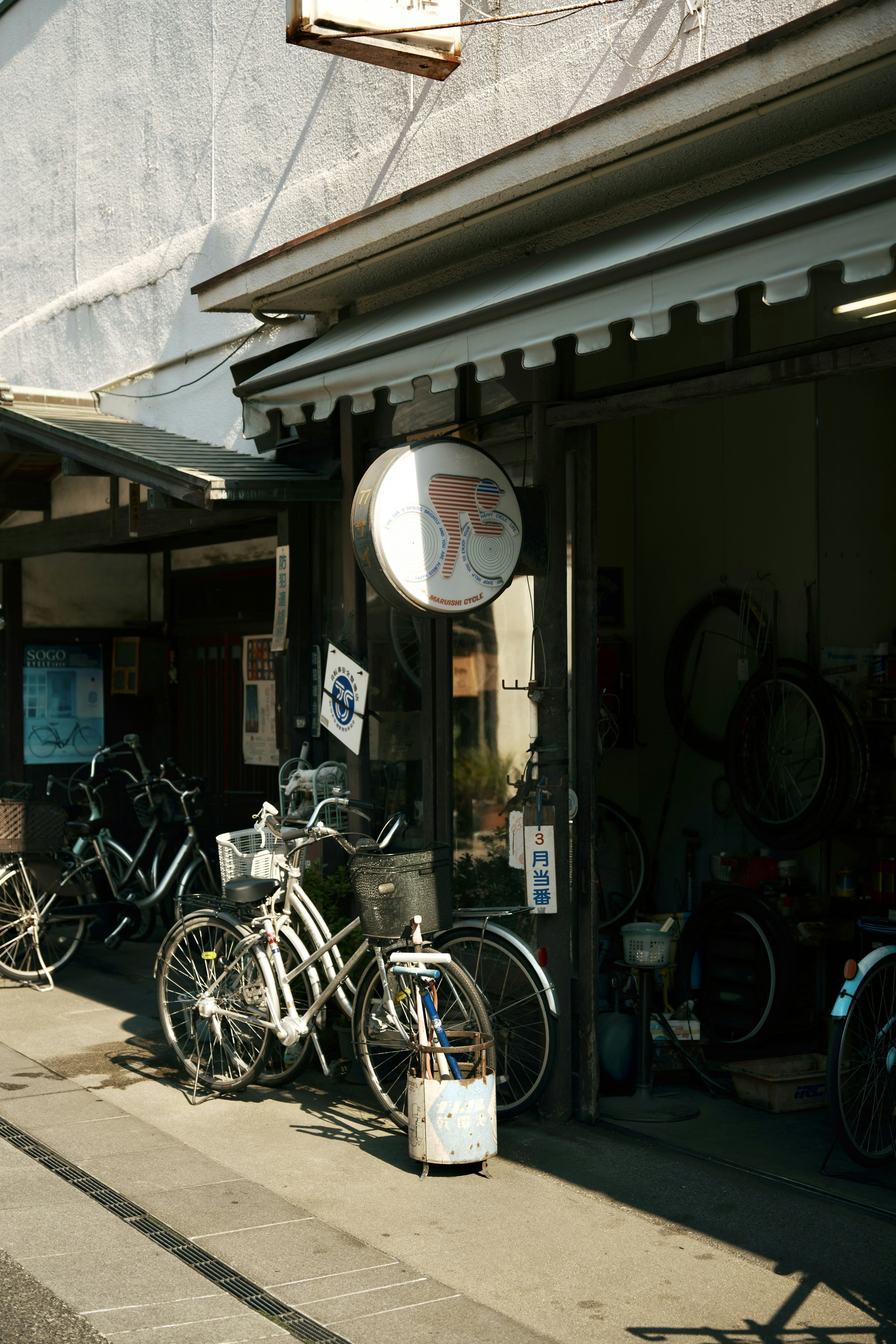 自転車屋の外観と自転車が並ぶ風景