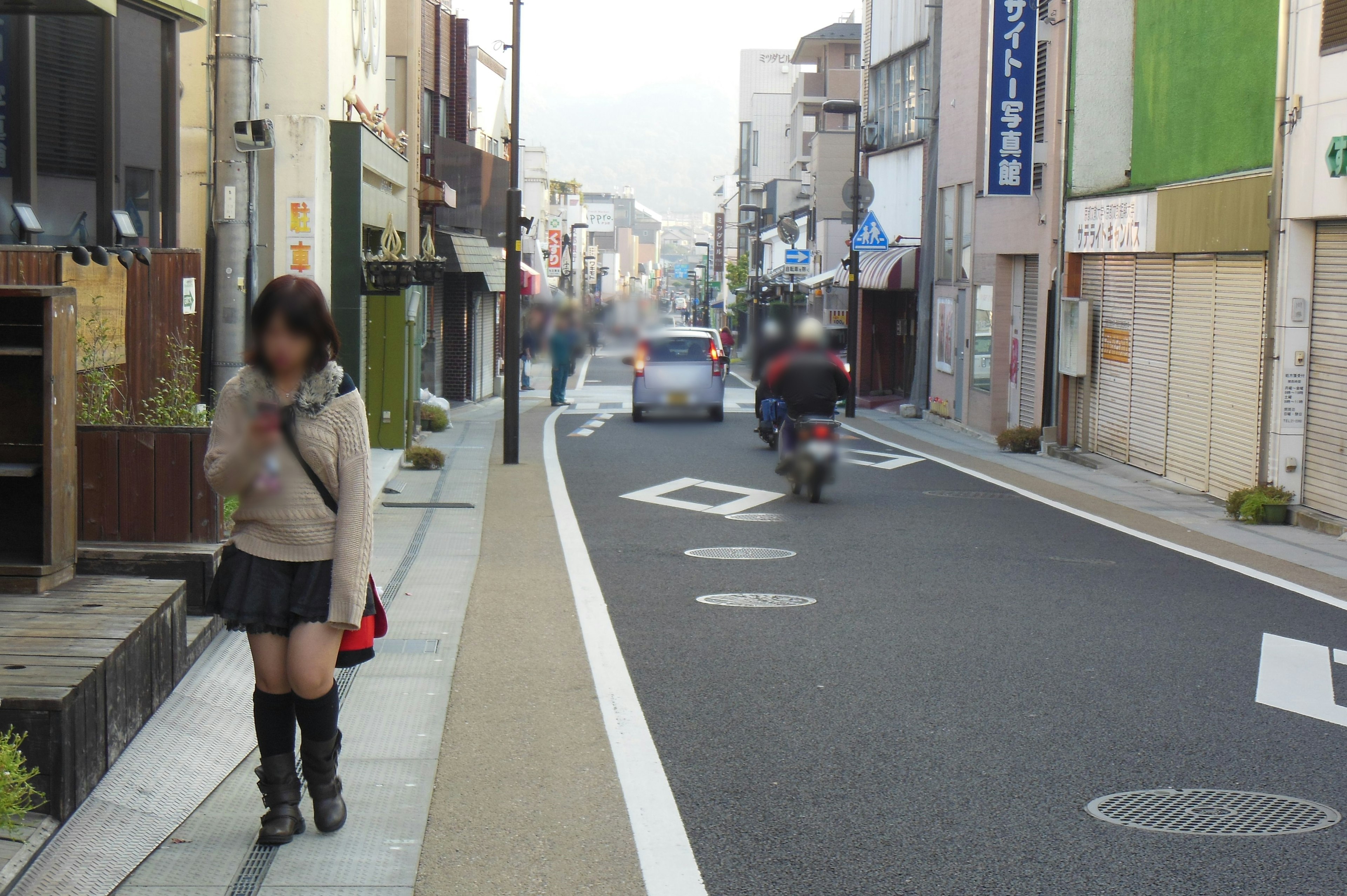 街中を歩く女性と道路の風景