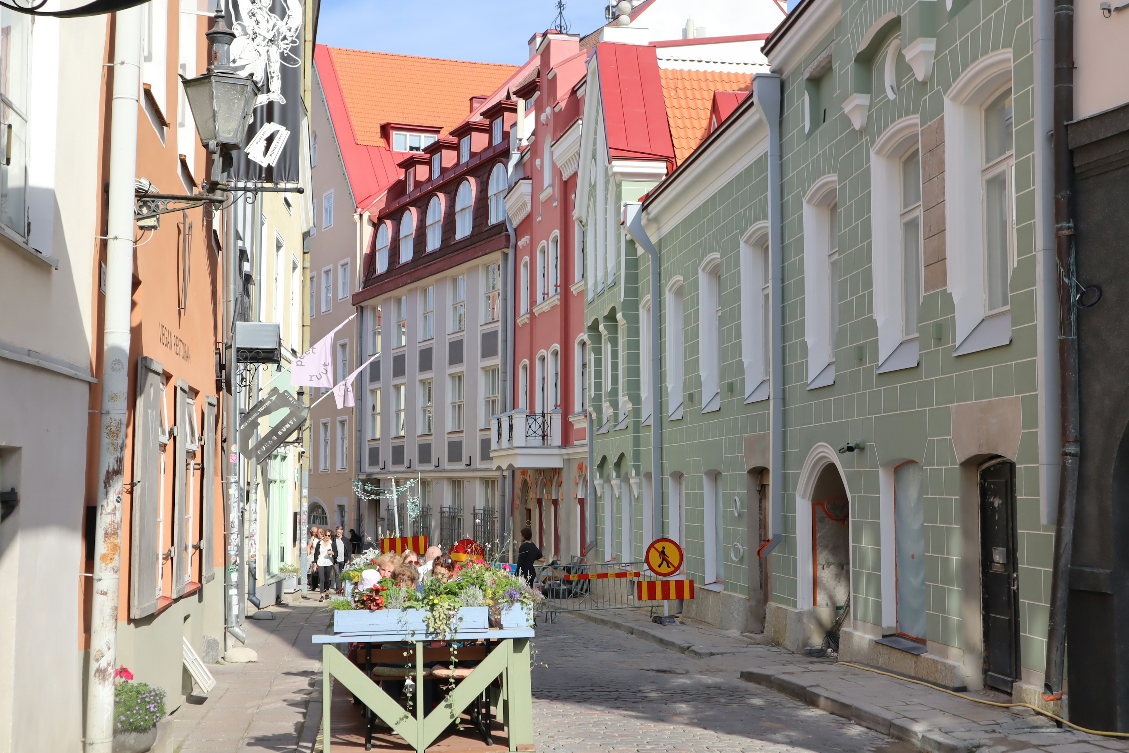 Bunte Gebäude entlang einer Straße in Tallinn