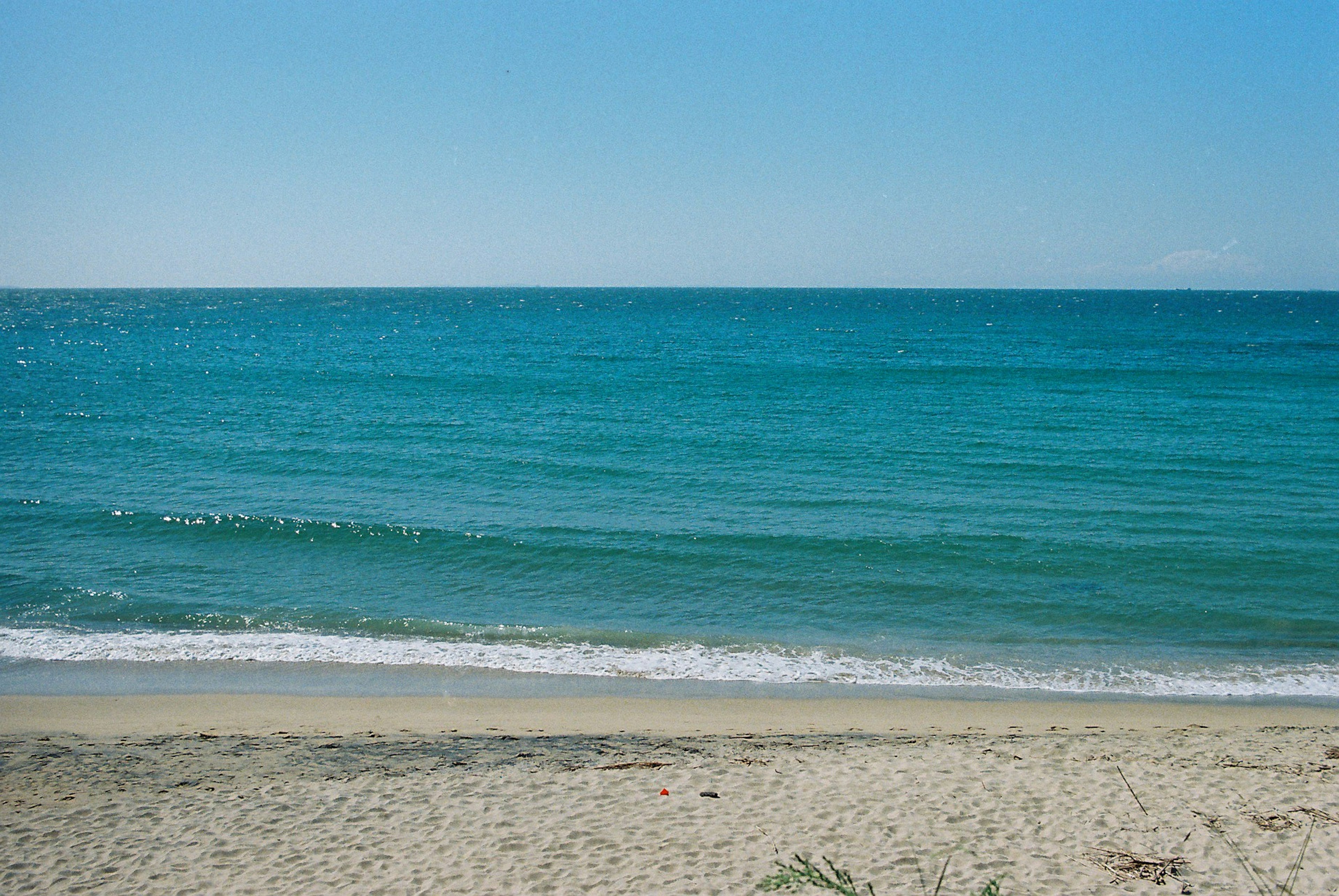 Una scena di spiaggia tranquilla con oceano blu e sabbia