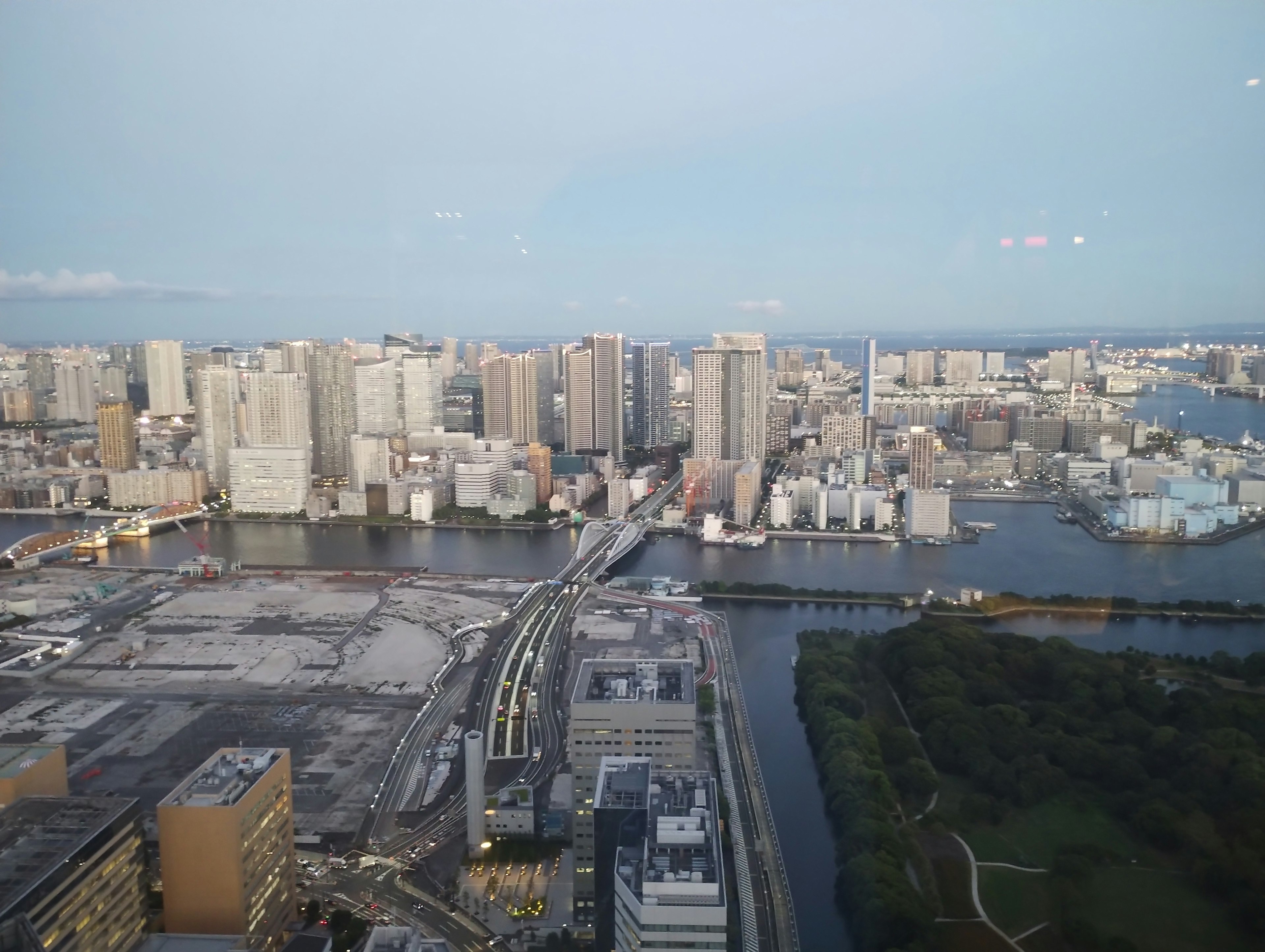 Vista del horizonte de Tokio y paisaje fluvial