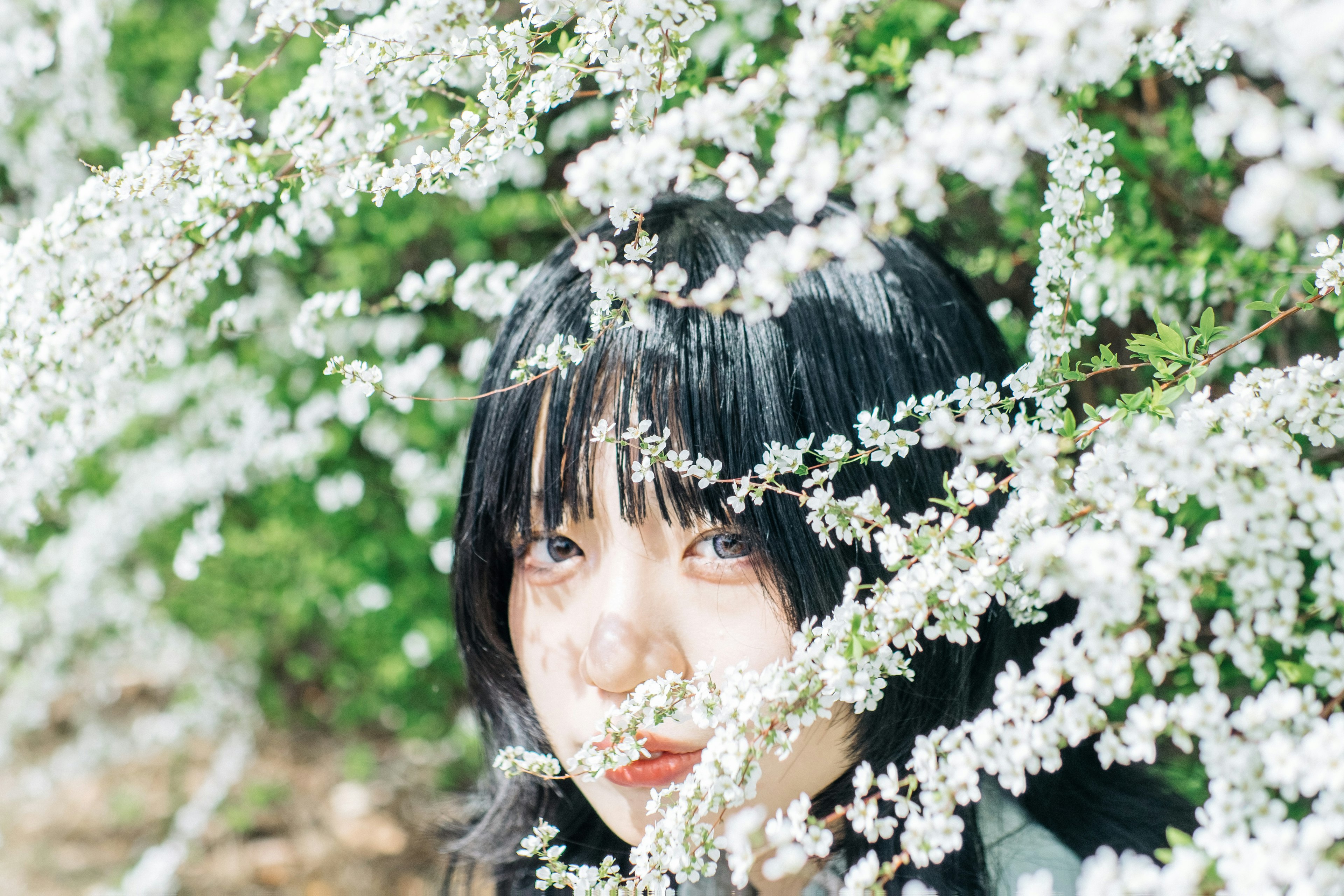 白い花に囲まれた女性のポートレート