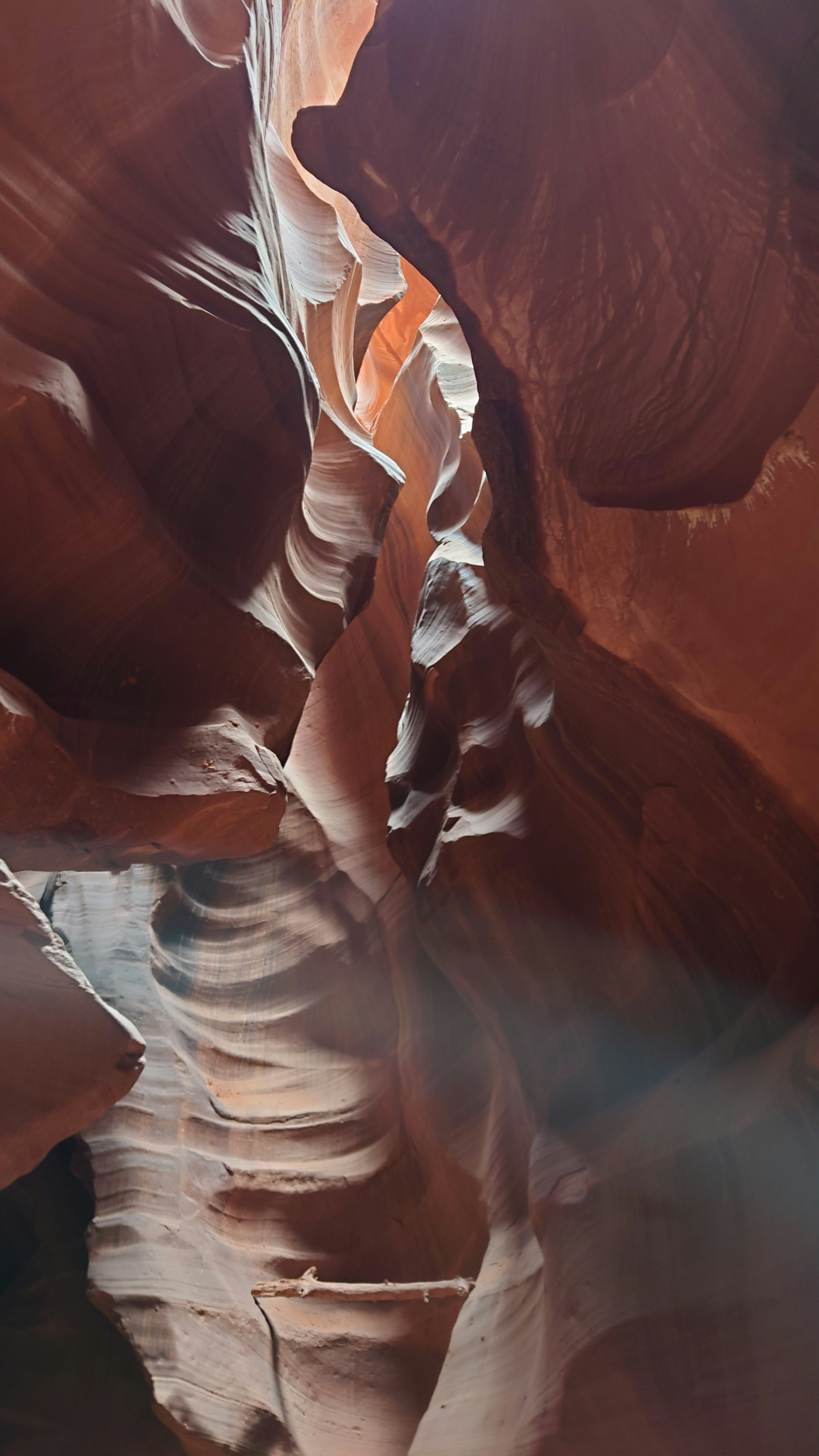 Formations rocheuses rouges et courbes dans le canyon Antelope