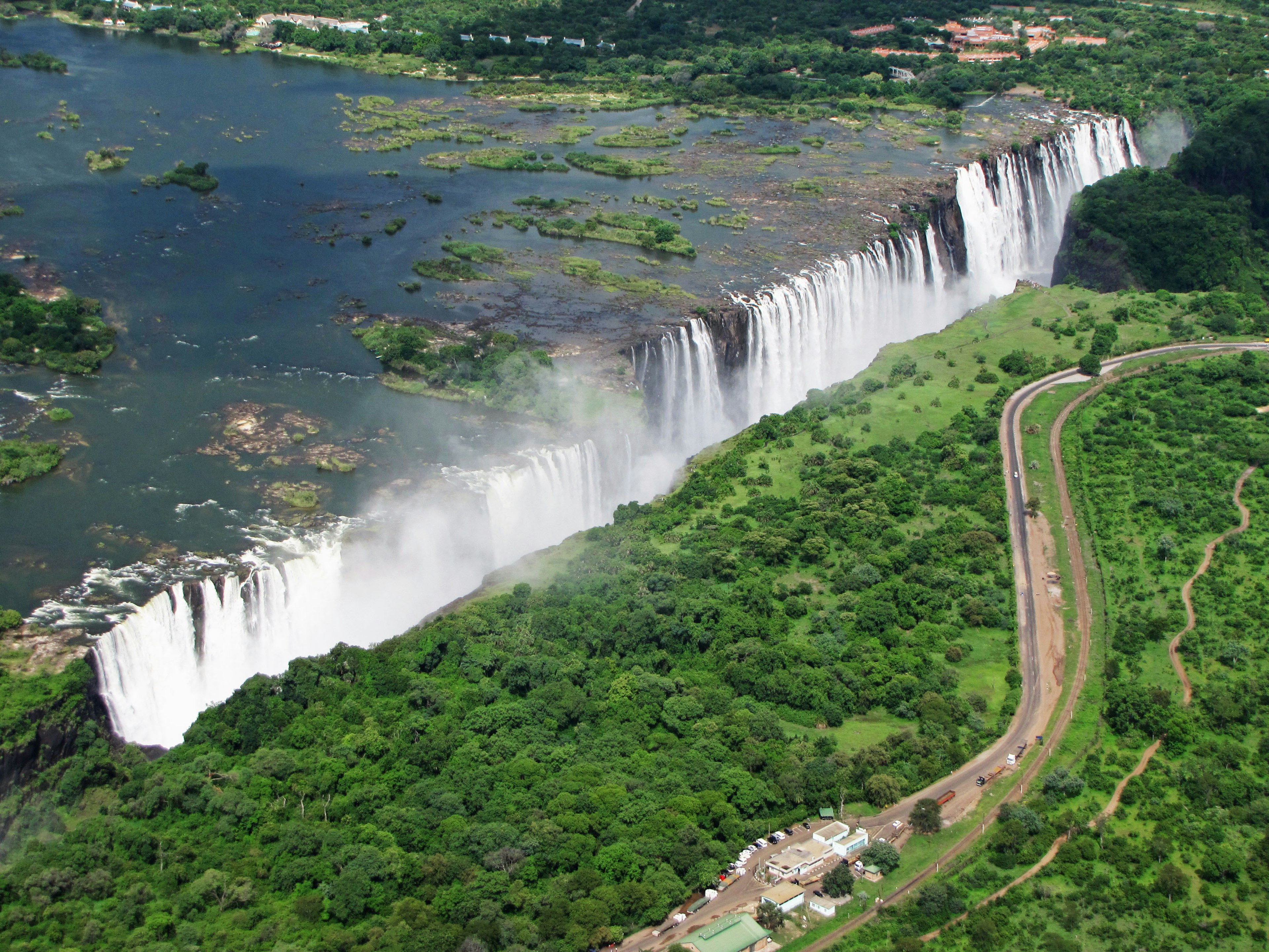 Maestosa cascata con vegetazione lussureggiante circostante