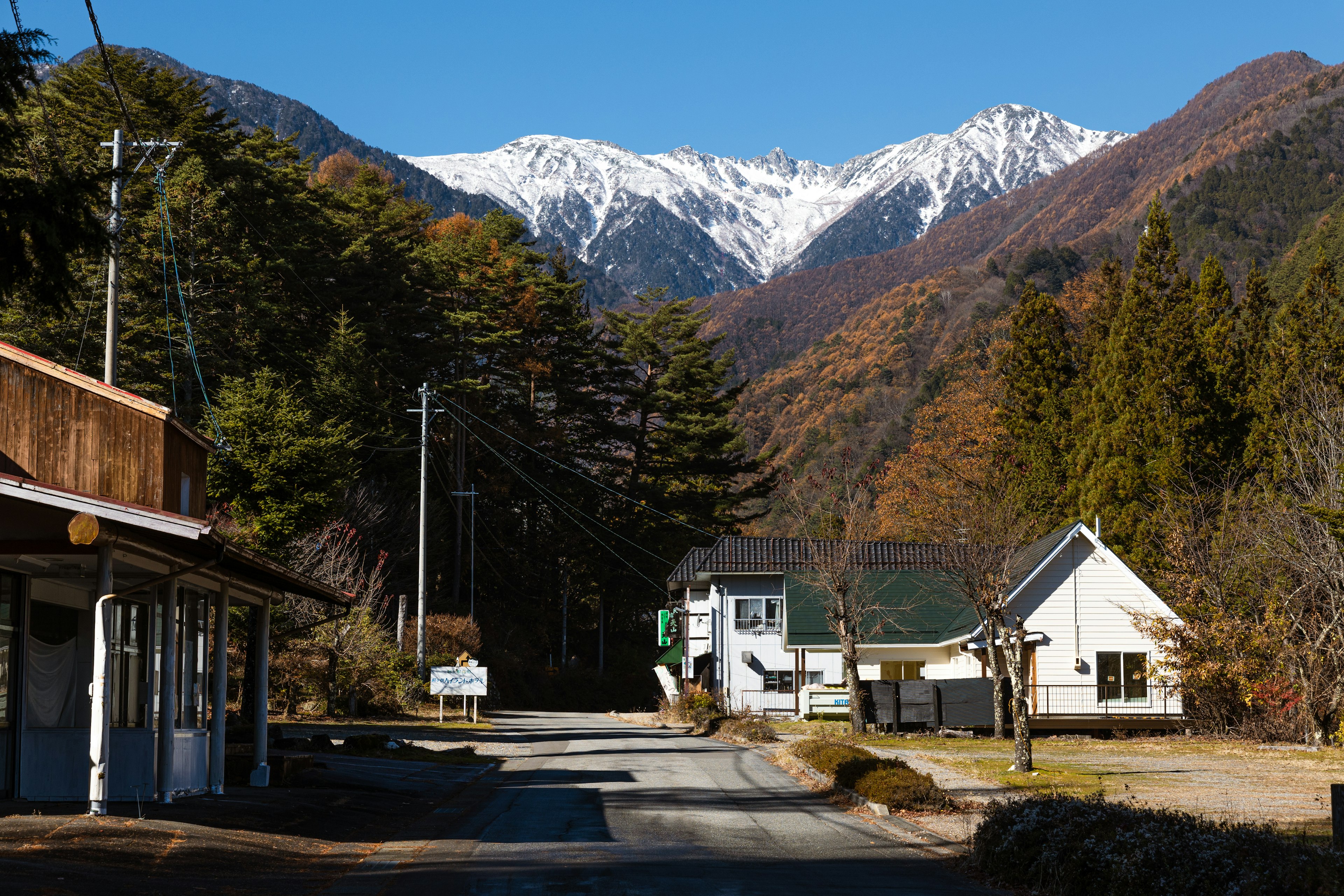 雪をかぶった山々と静かな村の風景