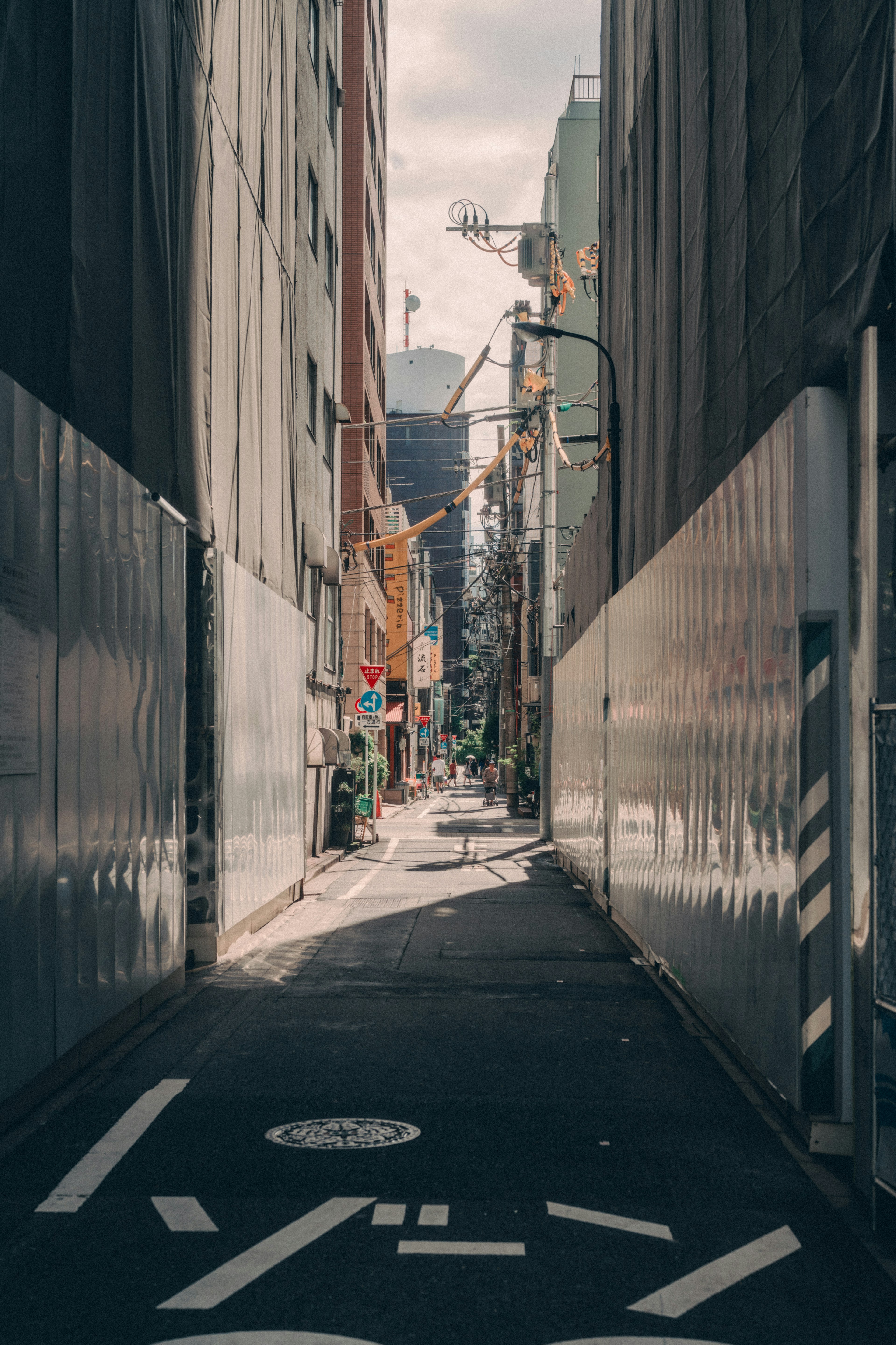 Narrow alley con edifici e vista sul cantiere