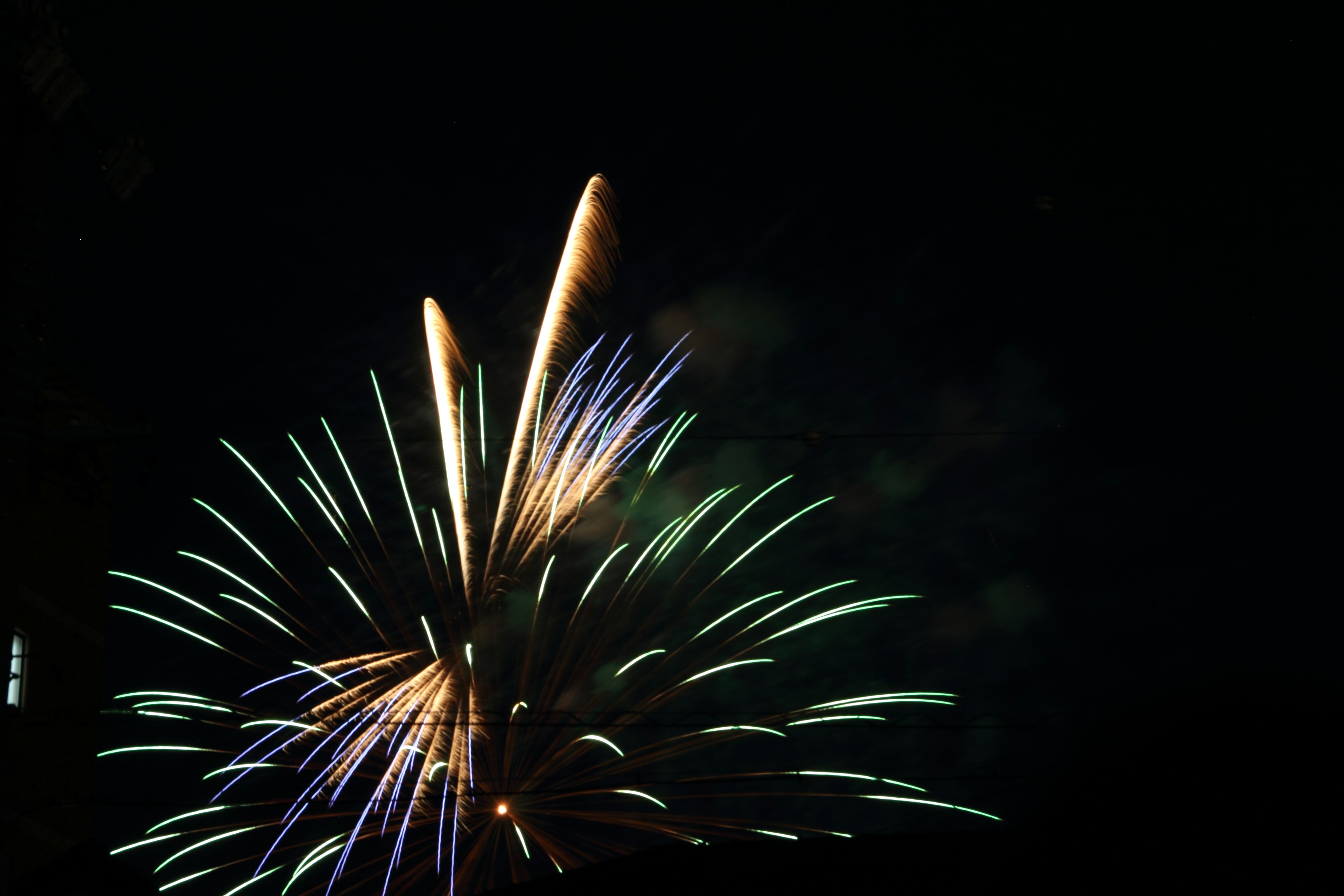 Fuegos artificiales coloridos estallando contra un fondo negro