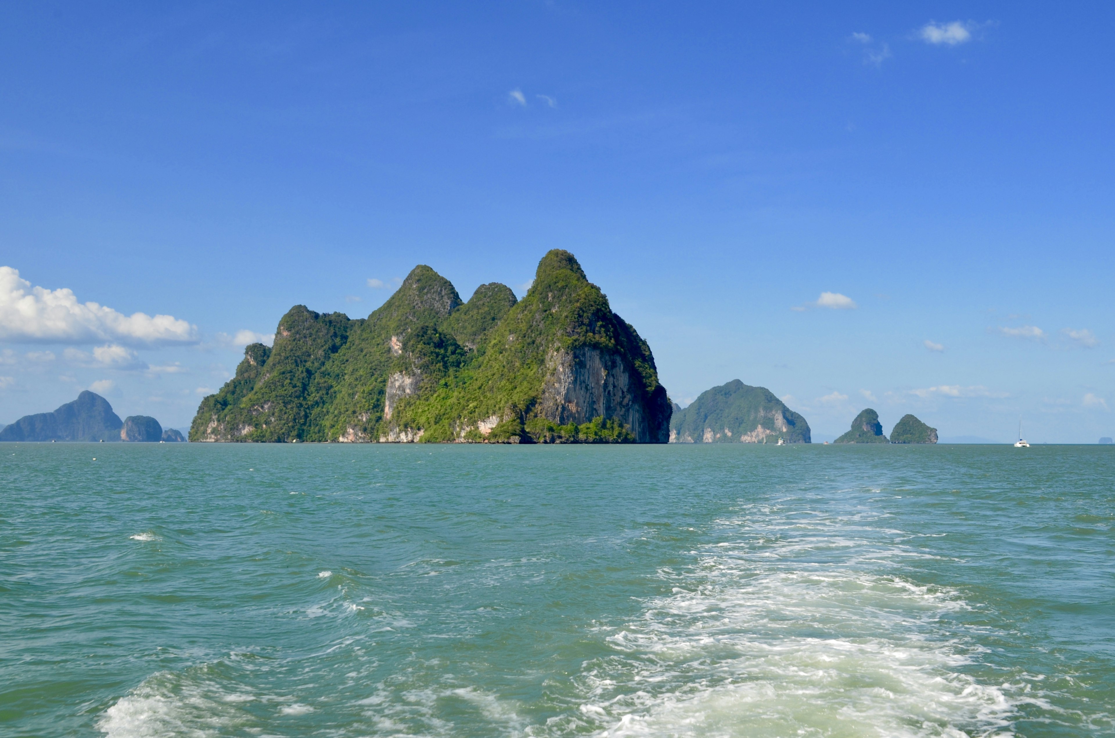 青い海と緑の島々が広がる風景