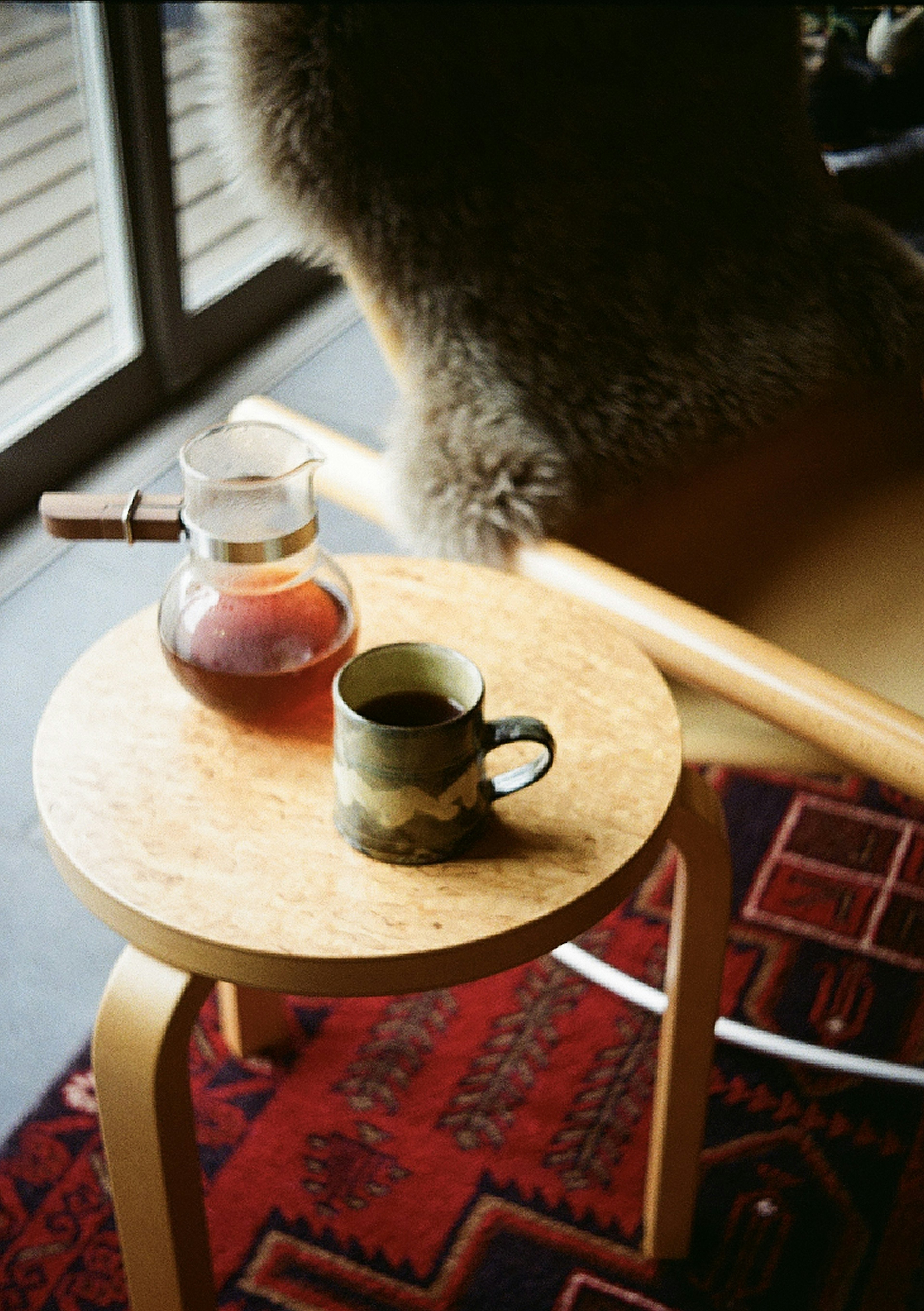 Ein Holztisch mit einer Teekanne und einer Tasse darauf