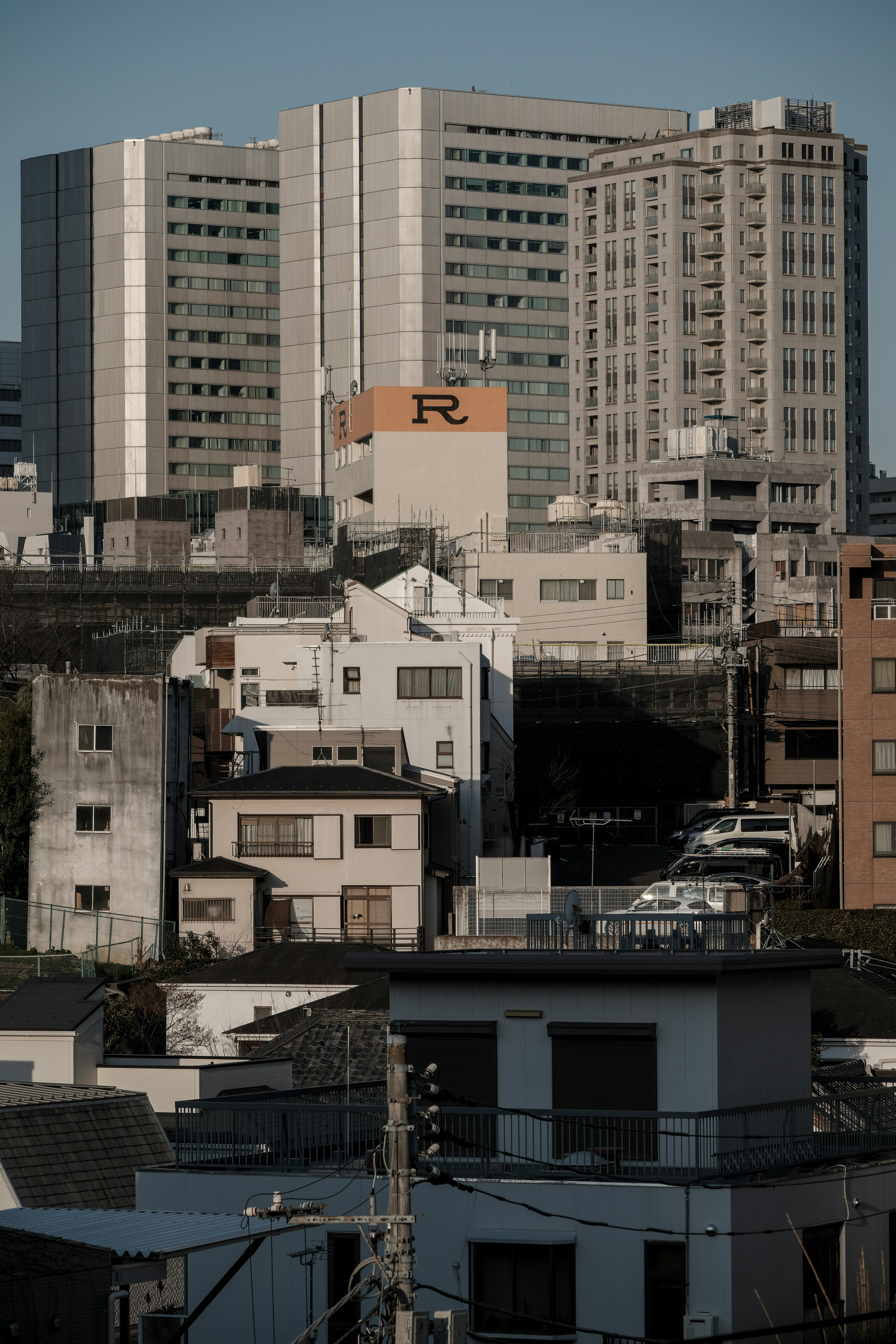 都市の風景で高層ビルと低層住宅が混在する風景