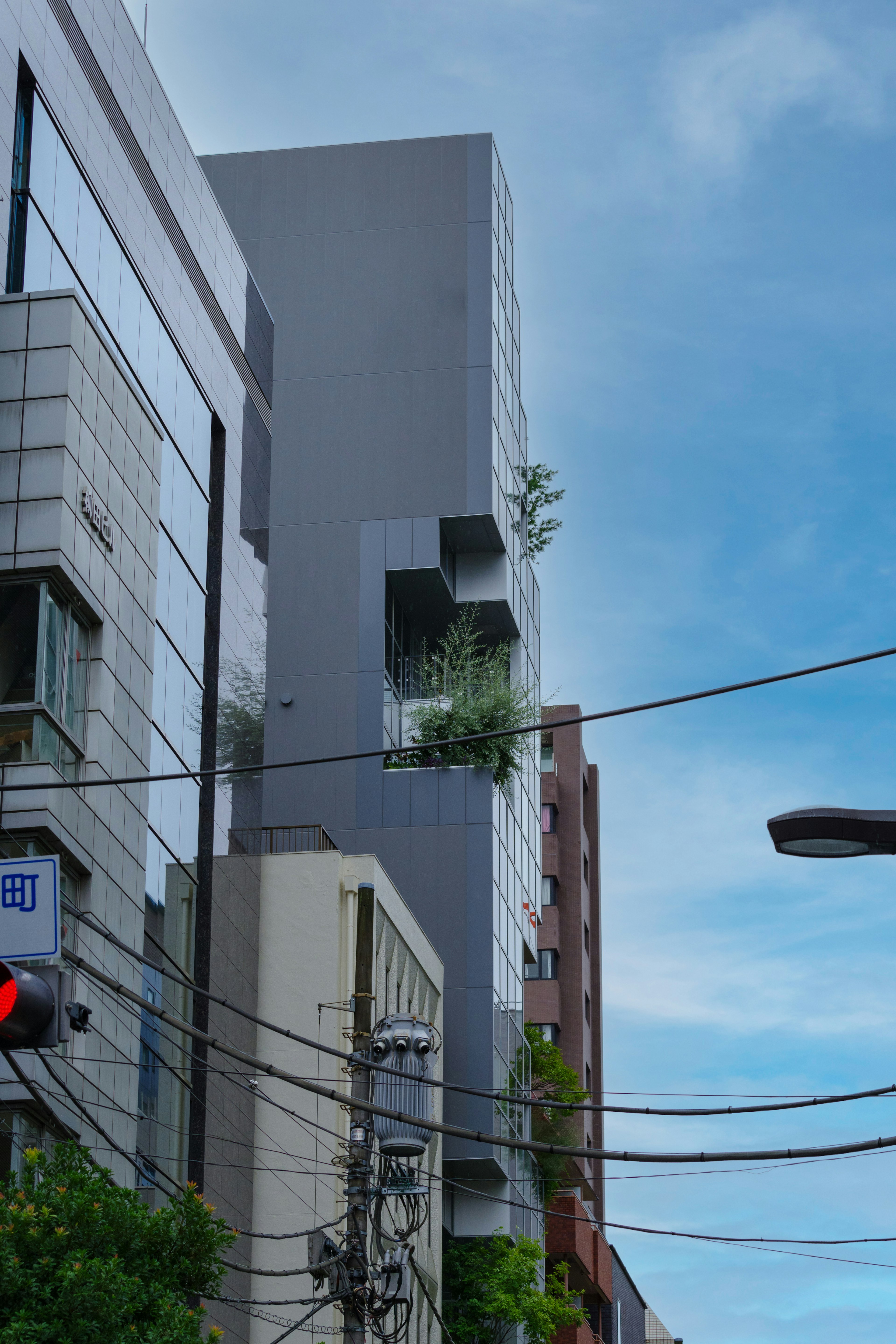 Bâtiment moderne avec de la verdure sur le balcon