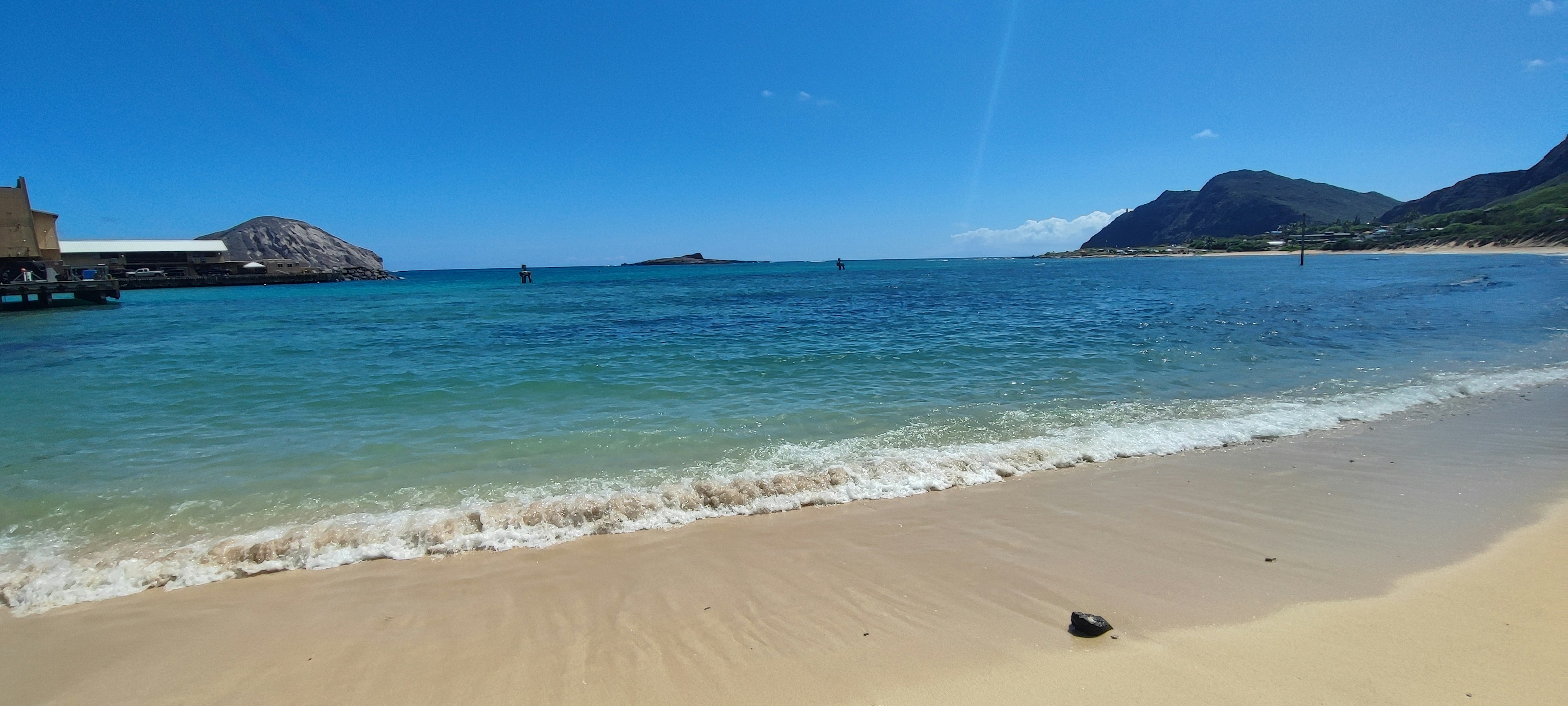 Bella scena di spiaggia con mare blu e sabbia bianca