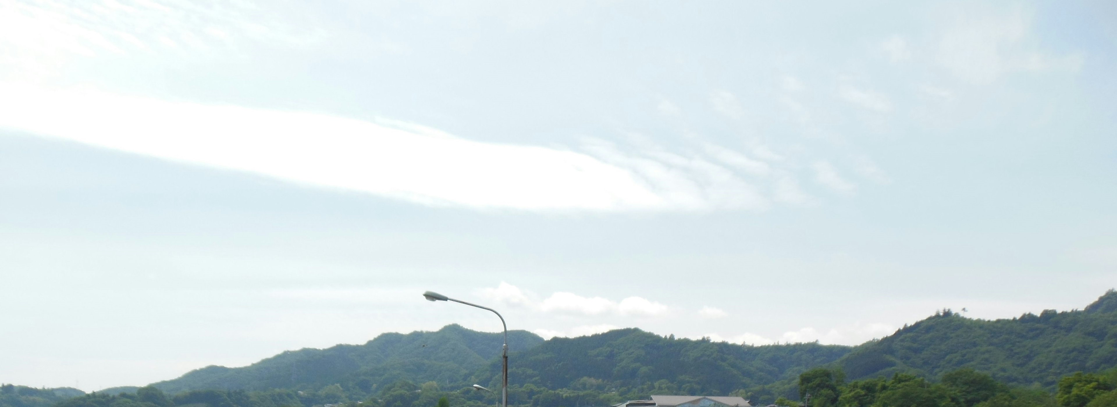 Panoramablick auf Berge unter einem blauen Himmel mit Wolken