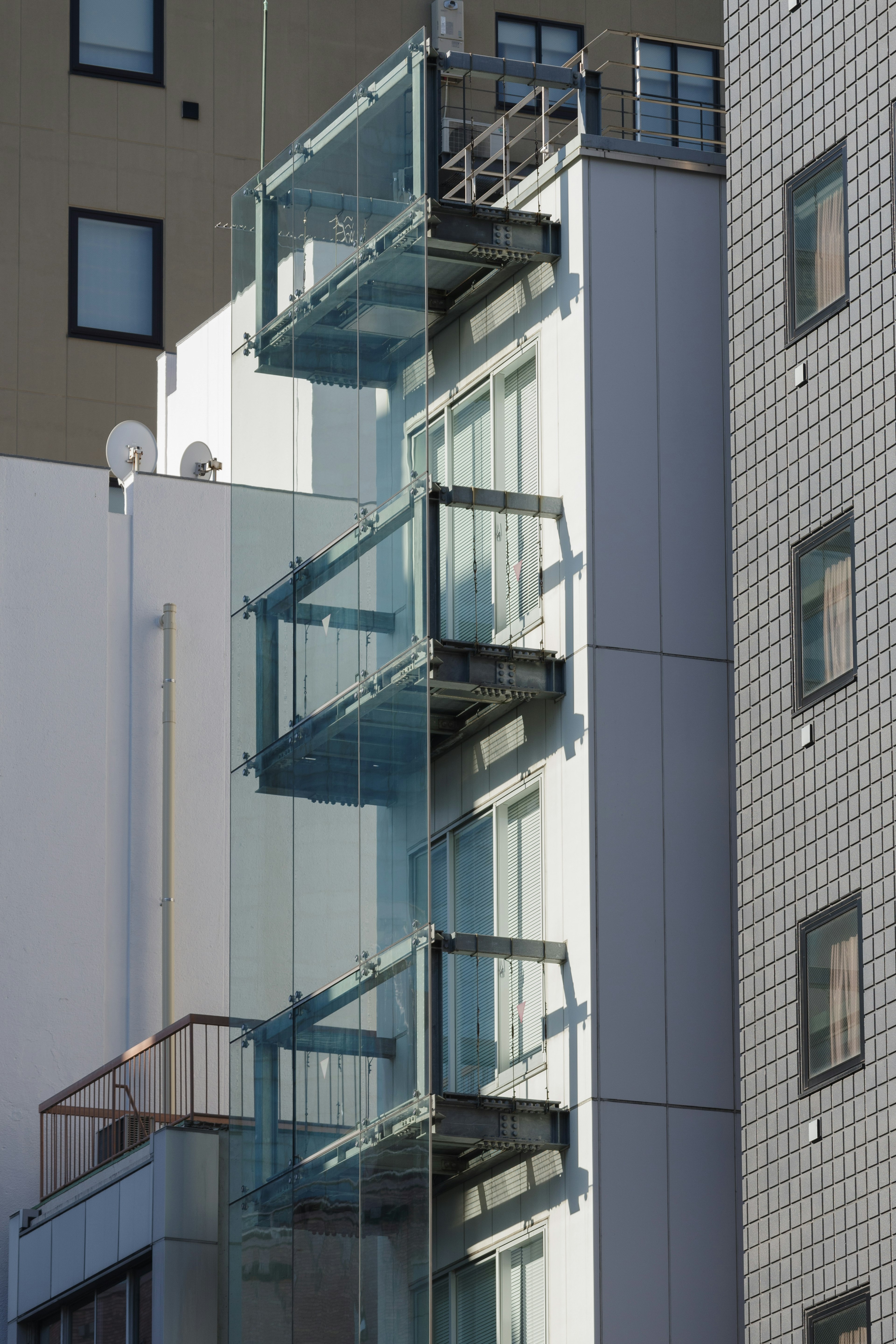 Extérieur moderne d'un bâtiment avec balcons en verre