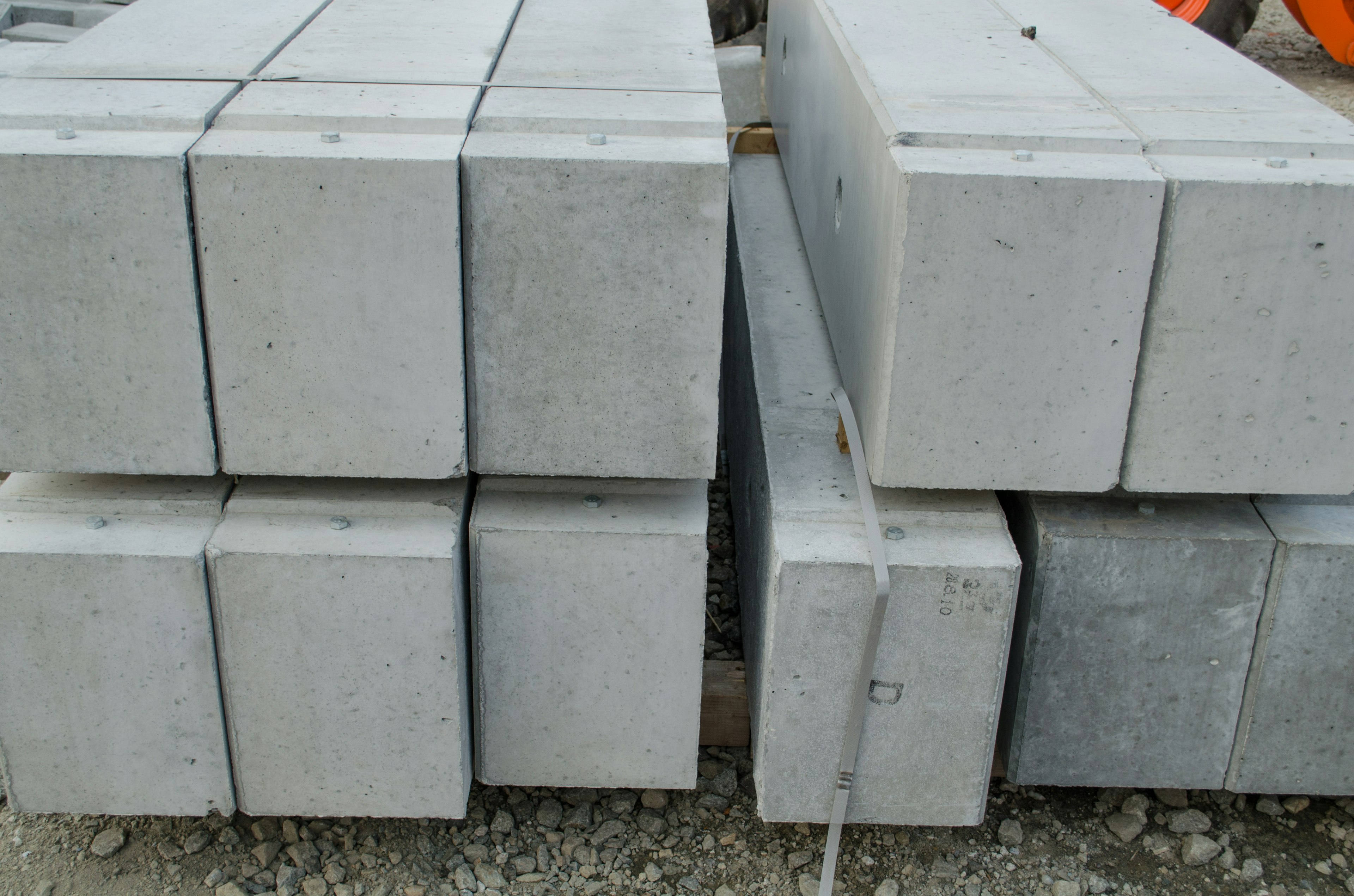 Blocs de béton empilés sur un site de construction