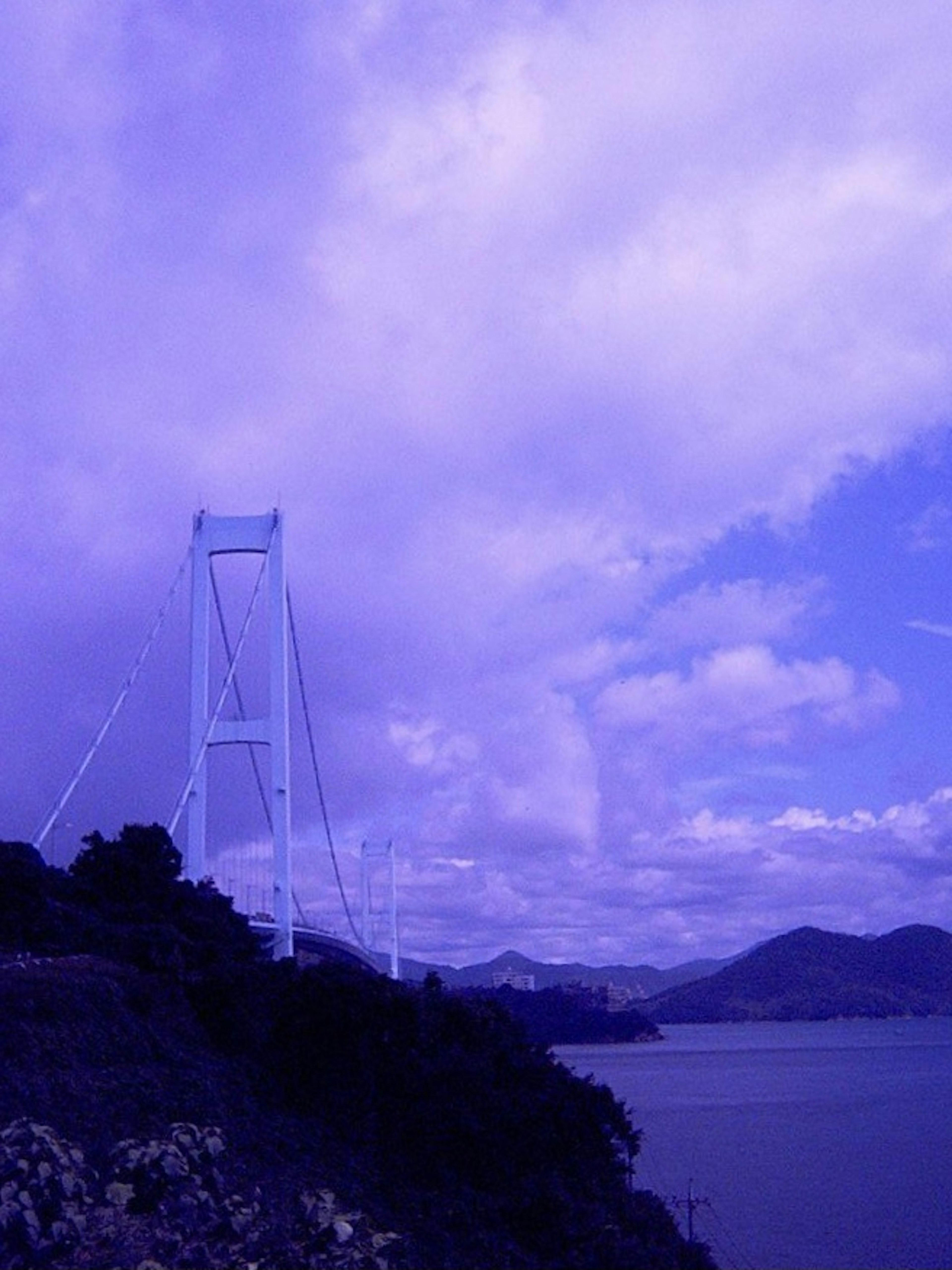 Eine Brücke umgeben von blauen Himmeln und Wolken