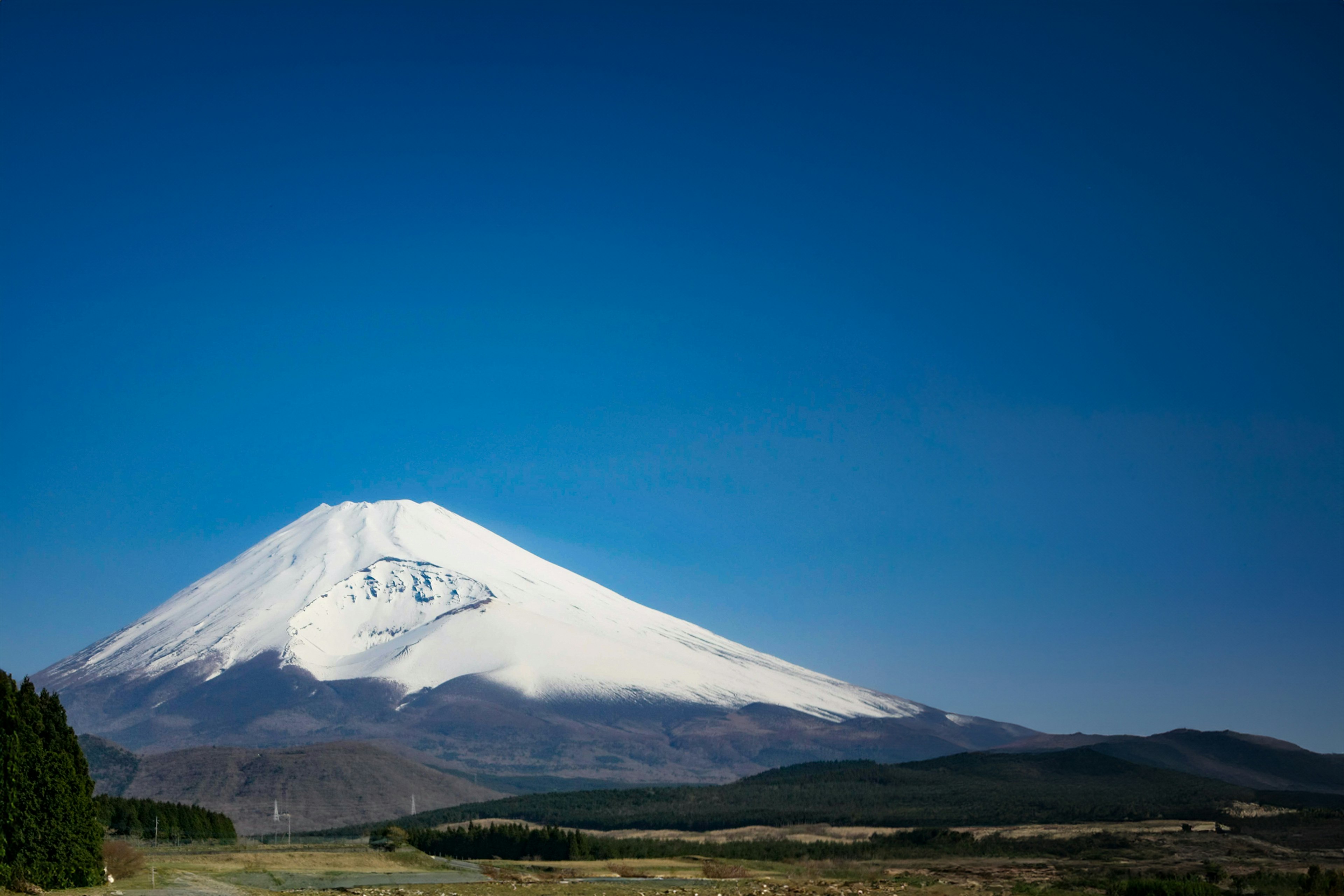 雪覆蓋的富士山映襯在晴朗的藍天上