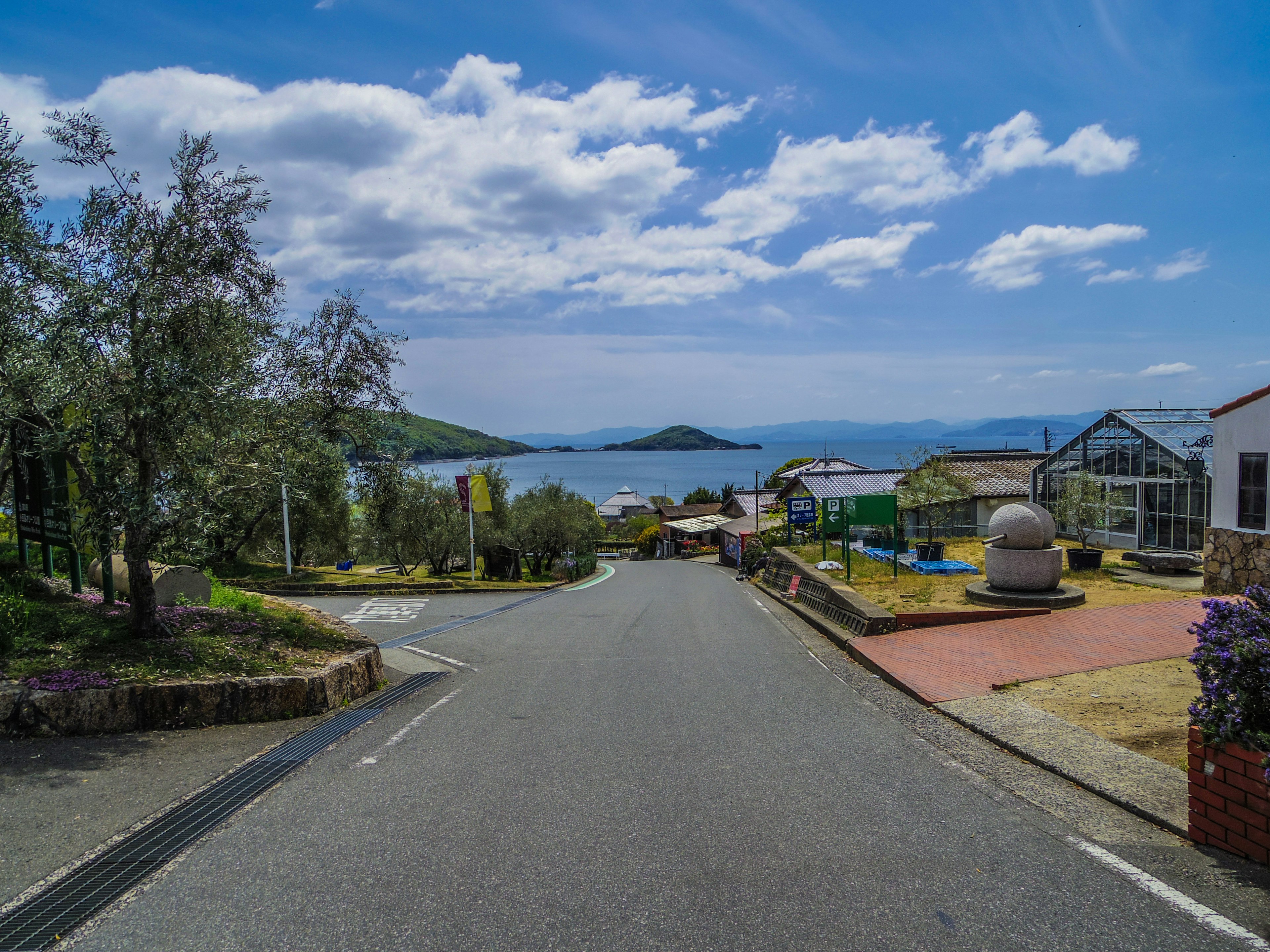 Jalan indah menuju pemandangan langit biru dan lautan