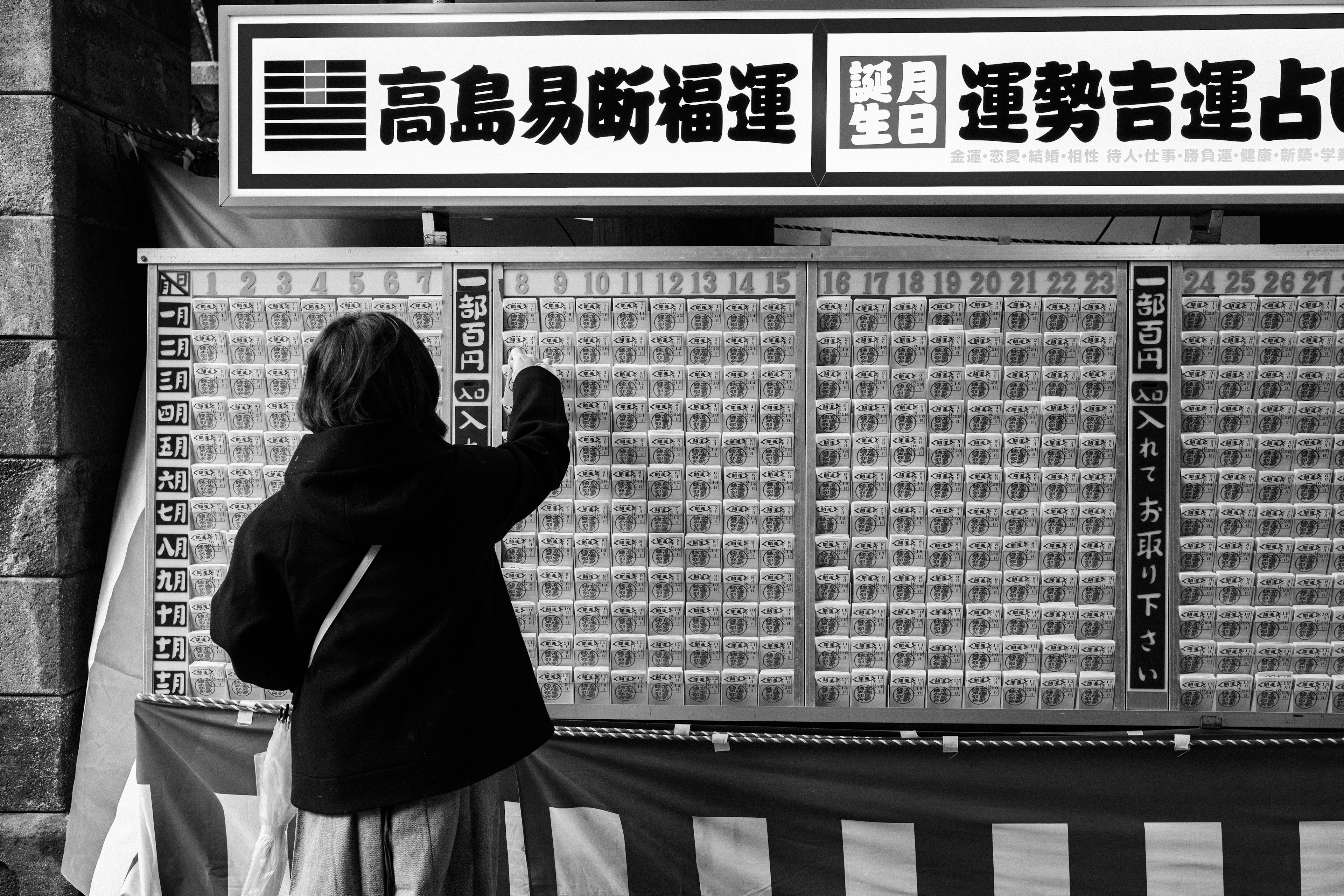 Une femme vérifiant les résultats de la fortune sur un tableau traditionnel