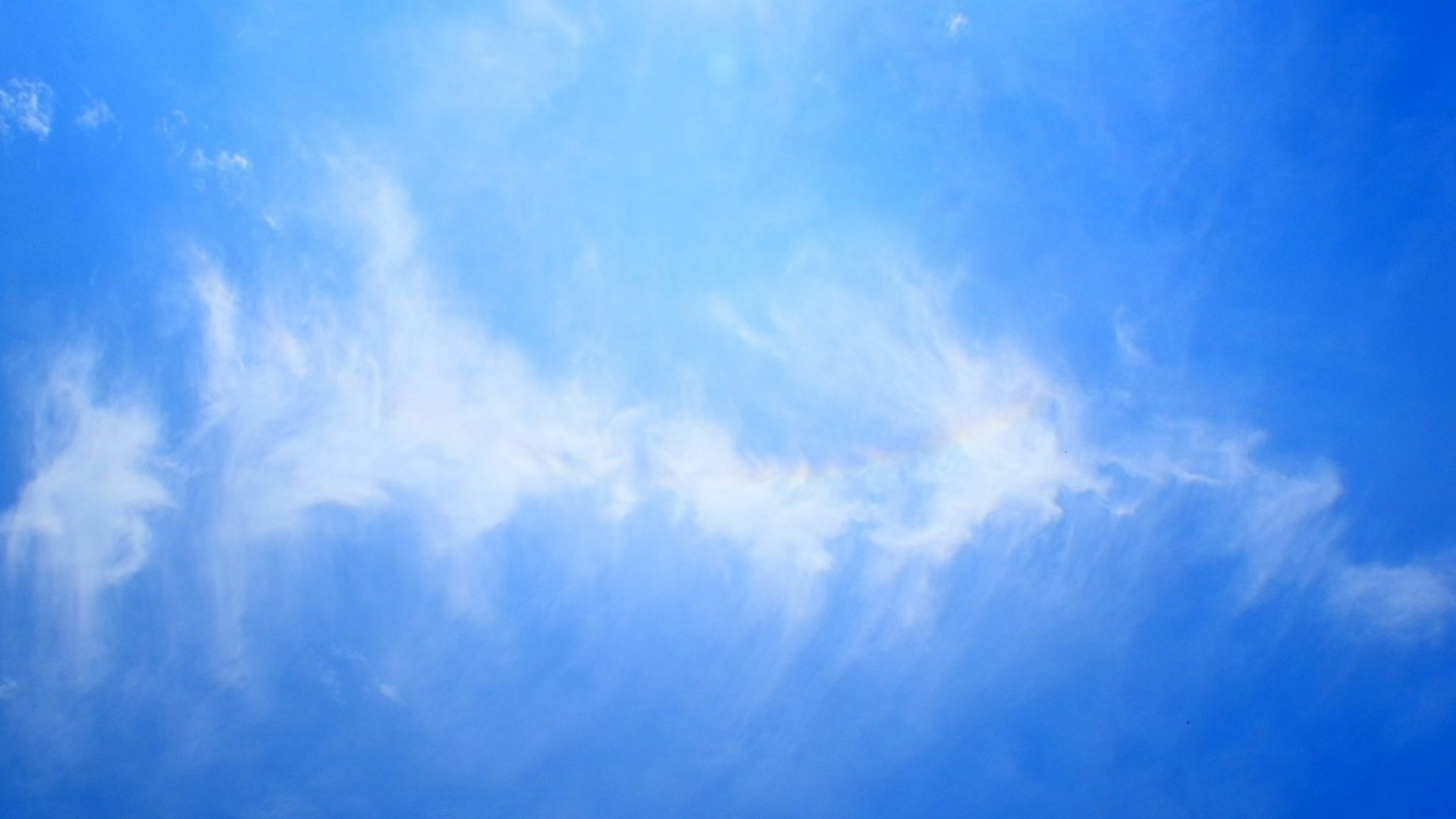 Patrones de nubes delgadas en un cielo azul brillante